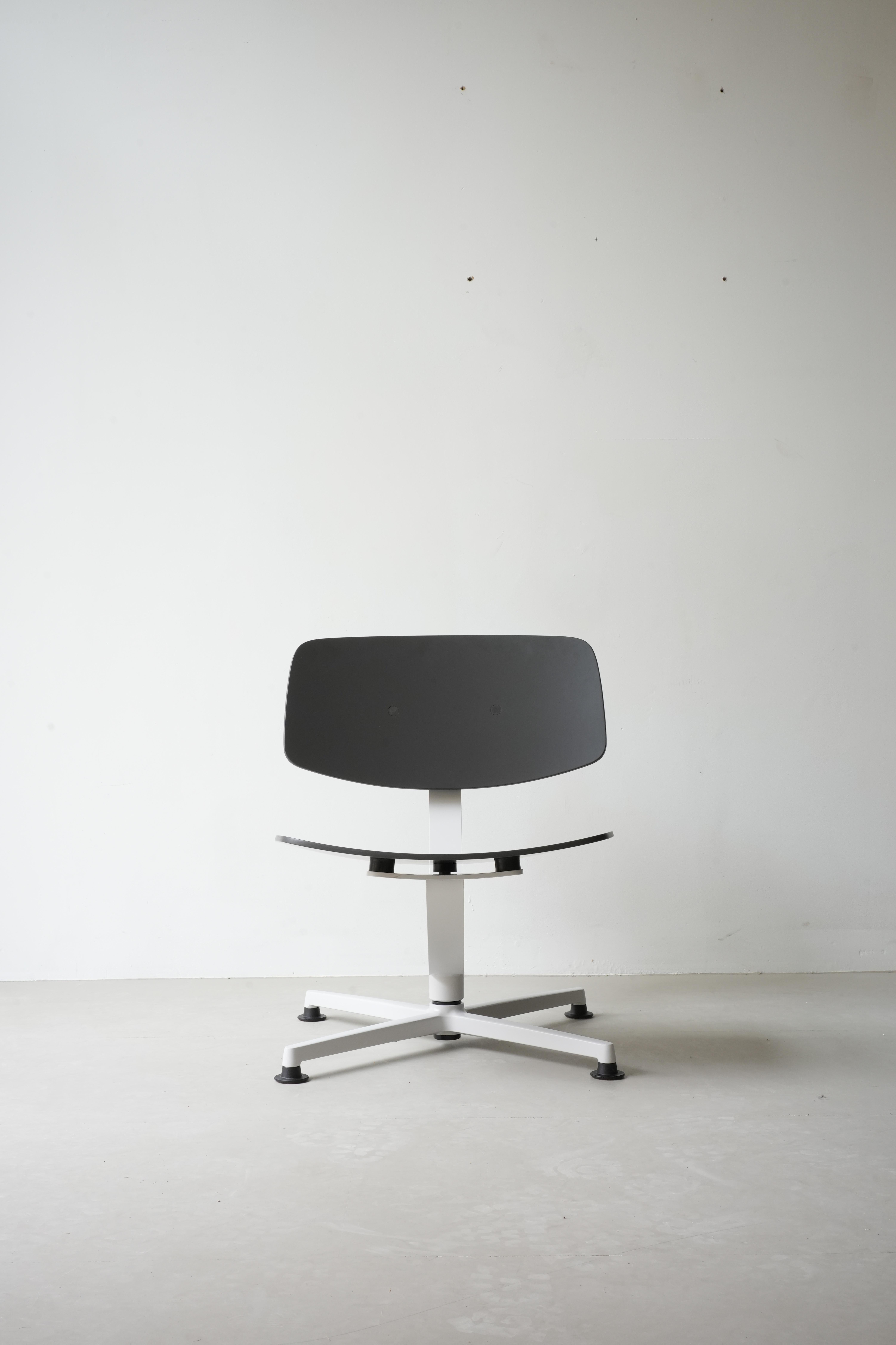 Sillón Arba by raawii
Diseñado por Erwan Bouroullec
Dimensiones: P 60 x An 55 x Al 72 cm.
Materiales: Madera contrachapada.

Disponible en distintos acabados y materiales. Póngase en contacto con nosotros.

raawii fue fundada en 2017 por Bo Raahauge