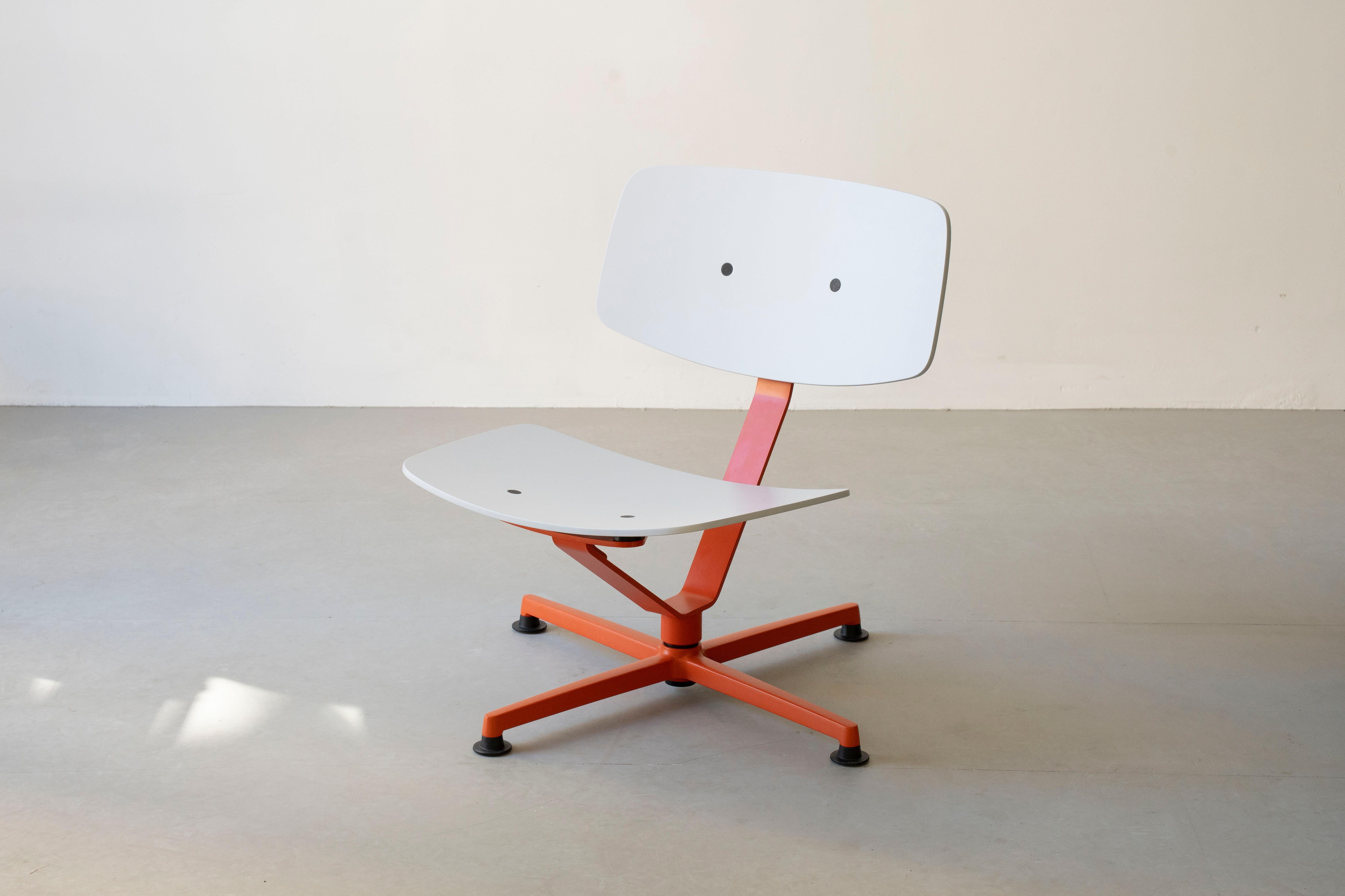 Sillón Arba by raawii
Diseñado por Erwan Bouroullec
Dimensiones: P 60 x An 55 x Al 72 cm.
Materiales: Madera contrachapada.

Disponible en distintos acabados y materiales. Póngase en contacto con nosotros.

raawii fue fundada en 2017 por Bo Raahauge