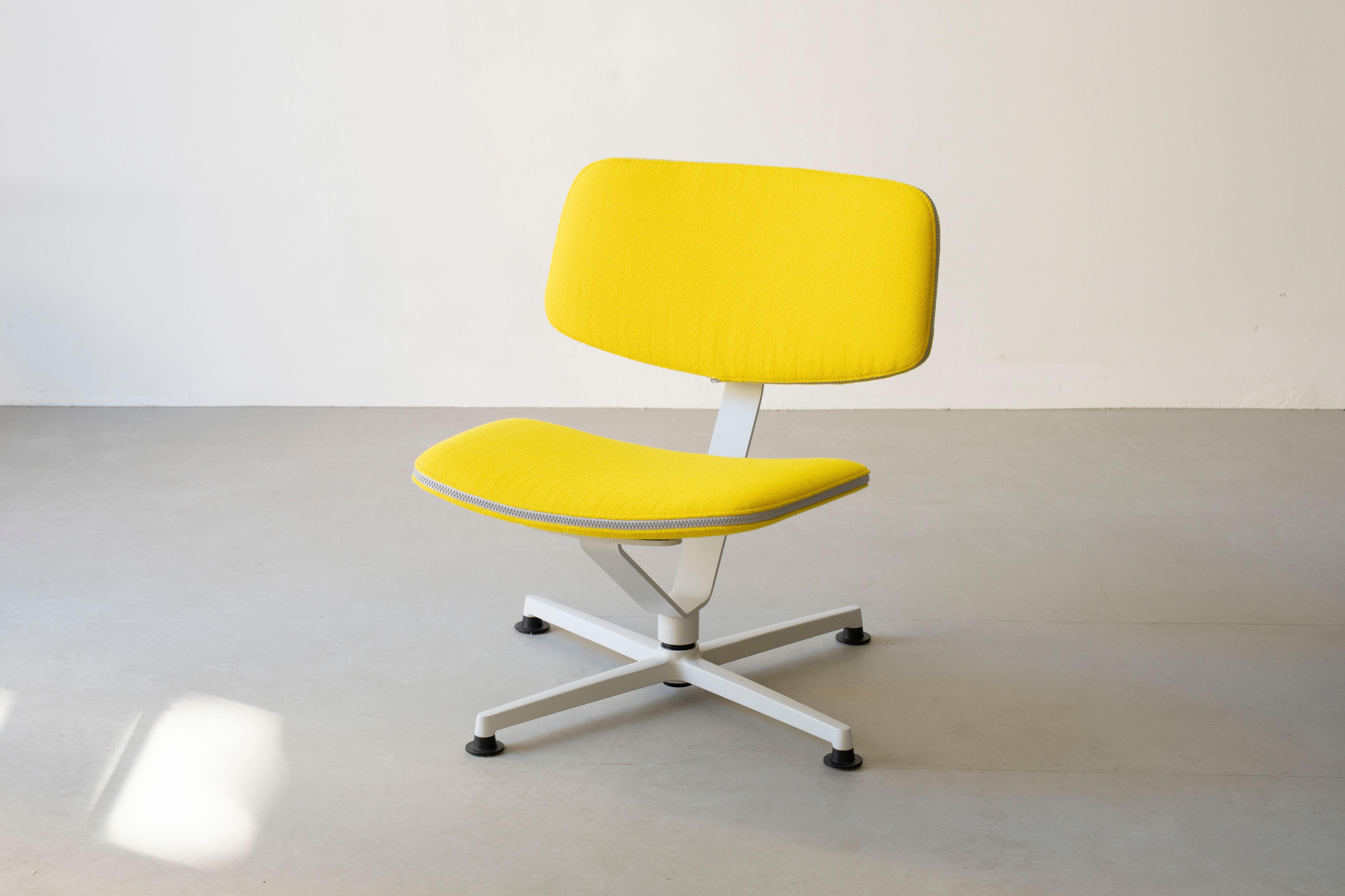Sillón Arba by raawii
Diseñado por Erwan Bouroullec
Dimensiones: P 60 x An 55 x Al 72 cm.
Materiales: Madera contrachapada y tela.

Disponible en distintos acabados y materiales. Póngase en contacto con nosotros.

raawii fue fundada en 2017 por Bo