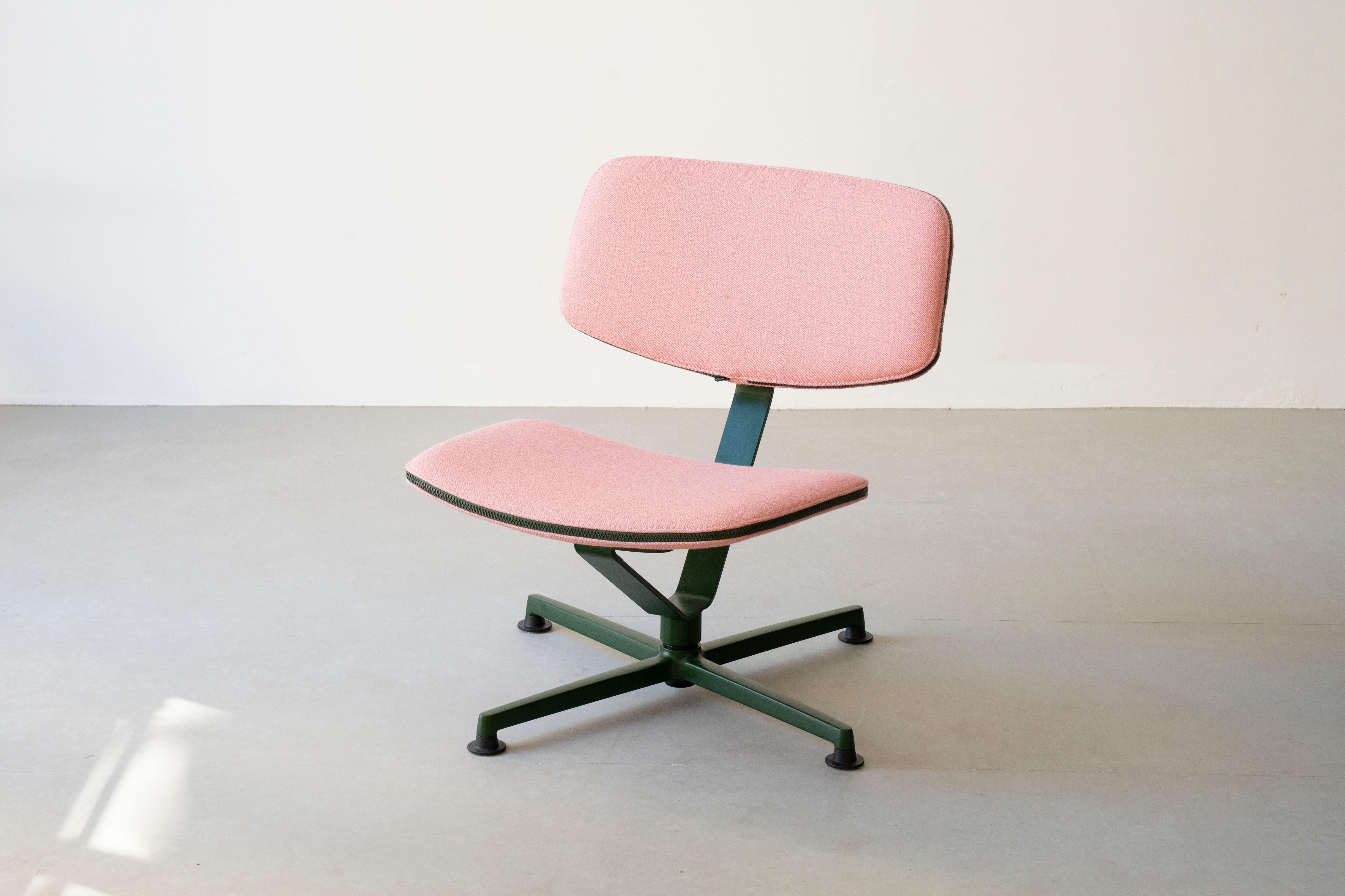 Sillón Arba by raawii
Diseñado por Erwan Bouroullec
Dimensiones: P 60 x An 55 x Al 72 cm.
Materiales: Madera contrachapada y tela.

Disponible en distintos acabados y materiales. Póngase en contacto con nosotros.

raawii fue fundada en 2017 por Bo