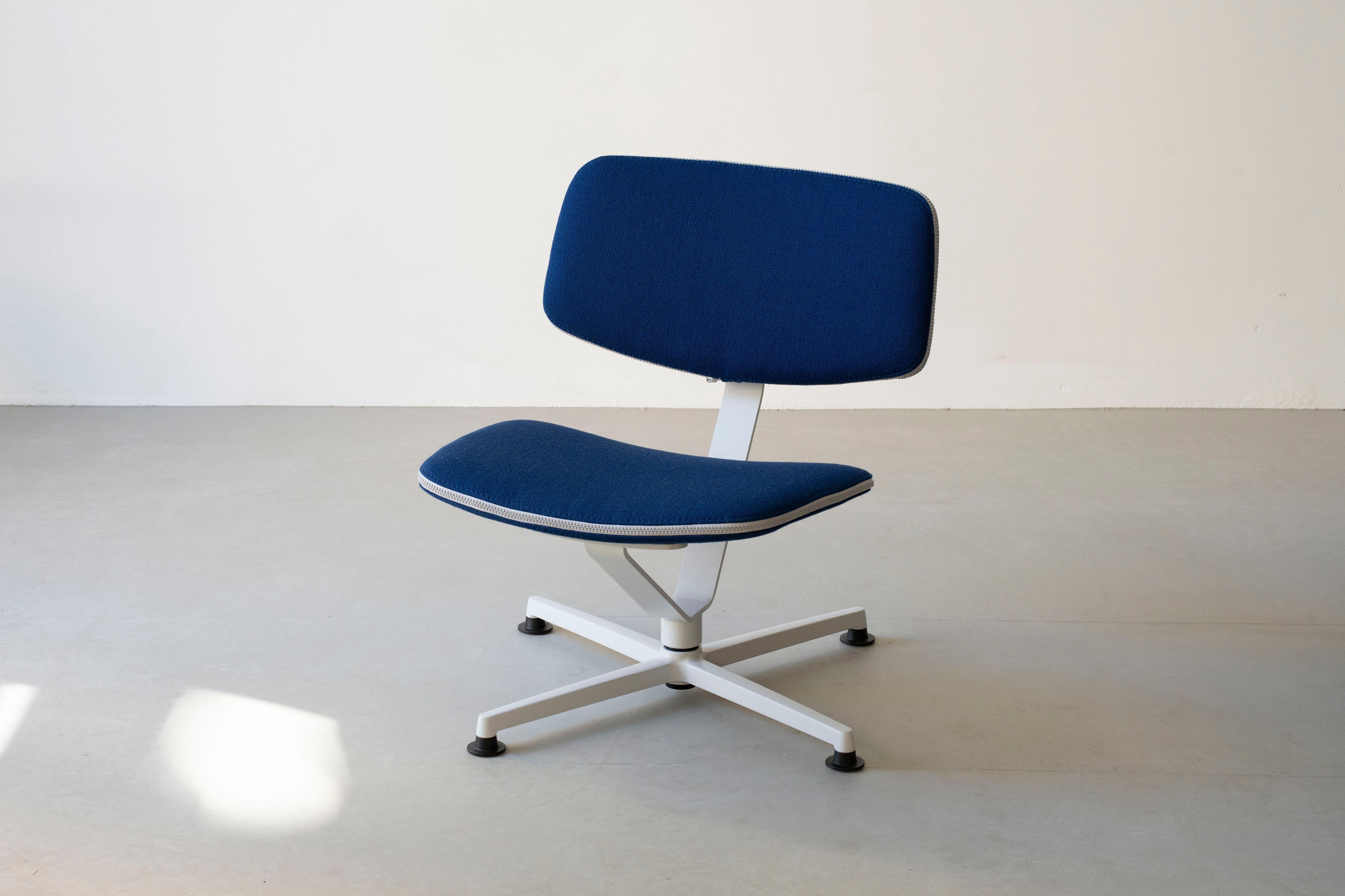 Sillón Arba by raawii
Diseñado por Erwan Bouroullec
Dimensiones: P 60 x An 55 x Al 72 cm.
Materiales: Madera contrachapada y tela.

Disponible en distintos acabados y materiales. Póngase en contacto con nosotros.

raawii fue fundada en 2017 por Bo