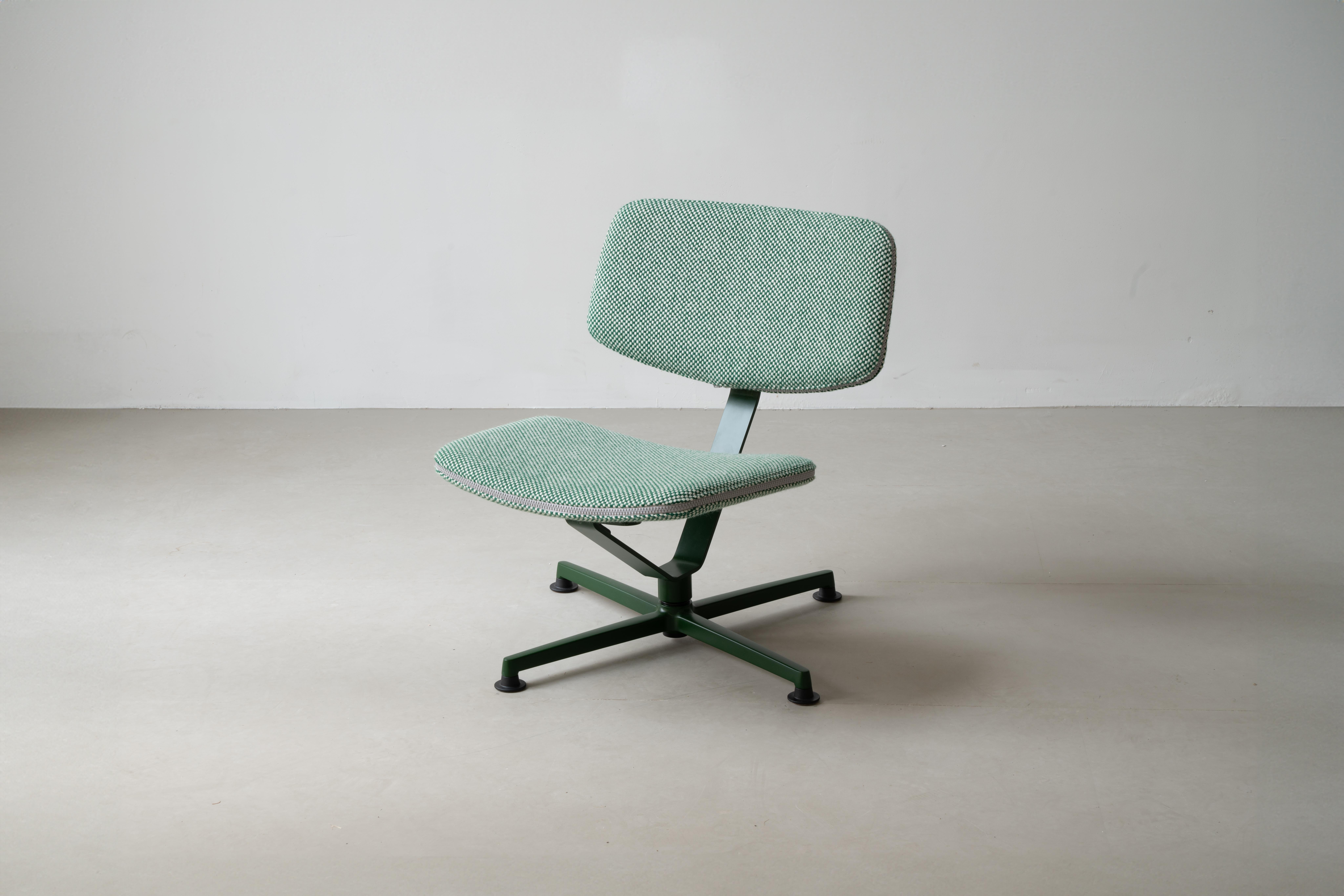Fauteuil de salon Arba par raawii
Conçu par Erwan Bouroullec
Dimensions : D 60 x L 55 x H 72 cm.
Matériaux : Contreplaqué et tissu.

Disponible en différentes finitions et matériaux. Veuillez nous contacter.

raawii a été fondée en 2017 par Bo