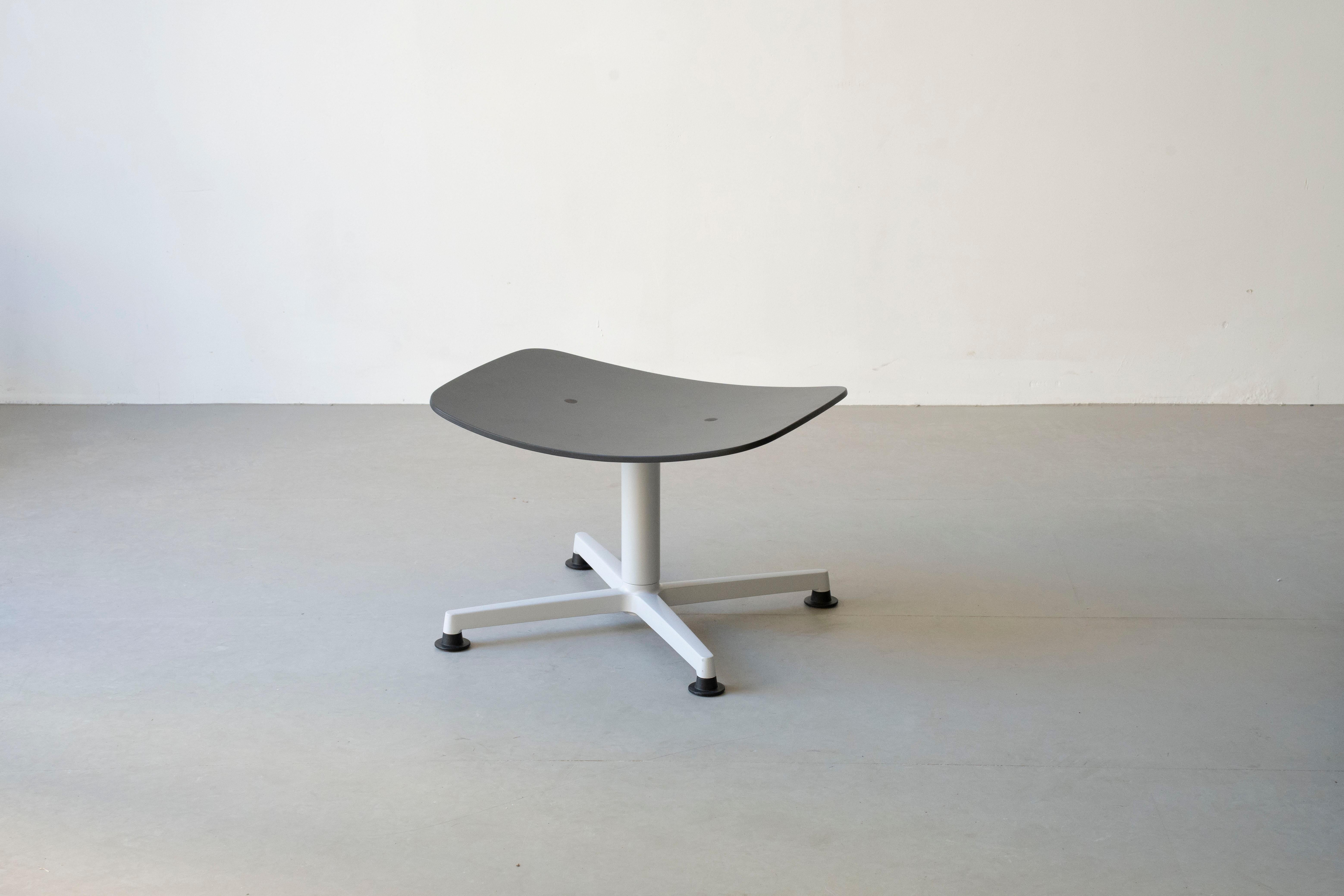Ottomane d'Arba par raawii
Conçu par Erwan Bouroullec
Dimensions : 57,4 x 44,5 x 35 cm : D 57,4 x L 44,5 x H 35 cm.
Matériaux : Contreplaqué.

Disponible en différentes finitions et matériaux. Veuillez nous contacter.

raawii a été fondée en 2017