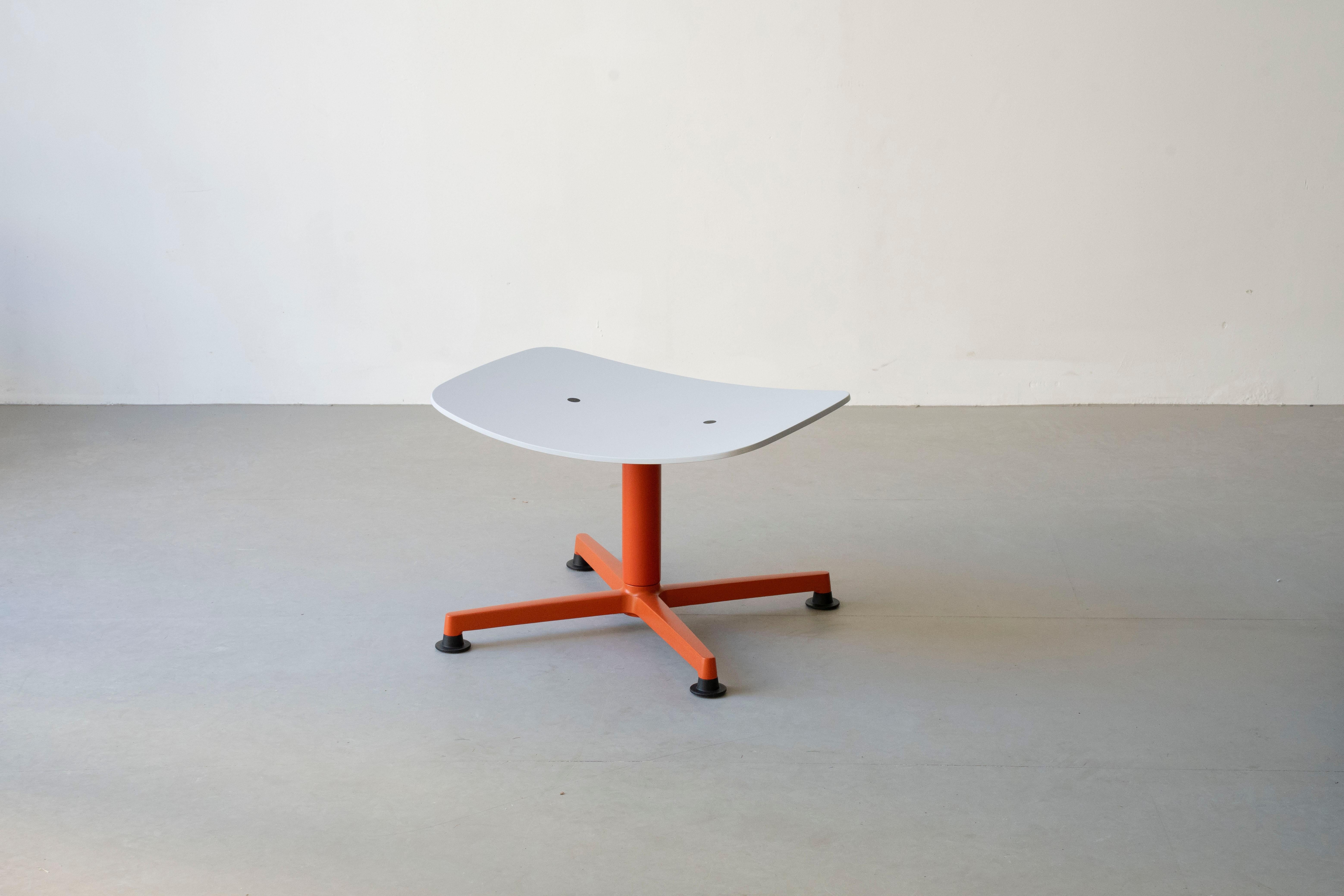 Ottomane d'Arba par raawii
Conçu par Erwan Bouroullec
Dimensions : 57,4 x 44,5 x 35 cm : D 57,4 x L 44,5 x H 35 cm.
Matériaux : Contreplaqué.

Disponible en différentes finitions et matériaux. Veuillez nous contacter.

raawii a été fondée en 2017