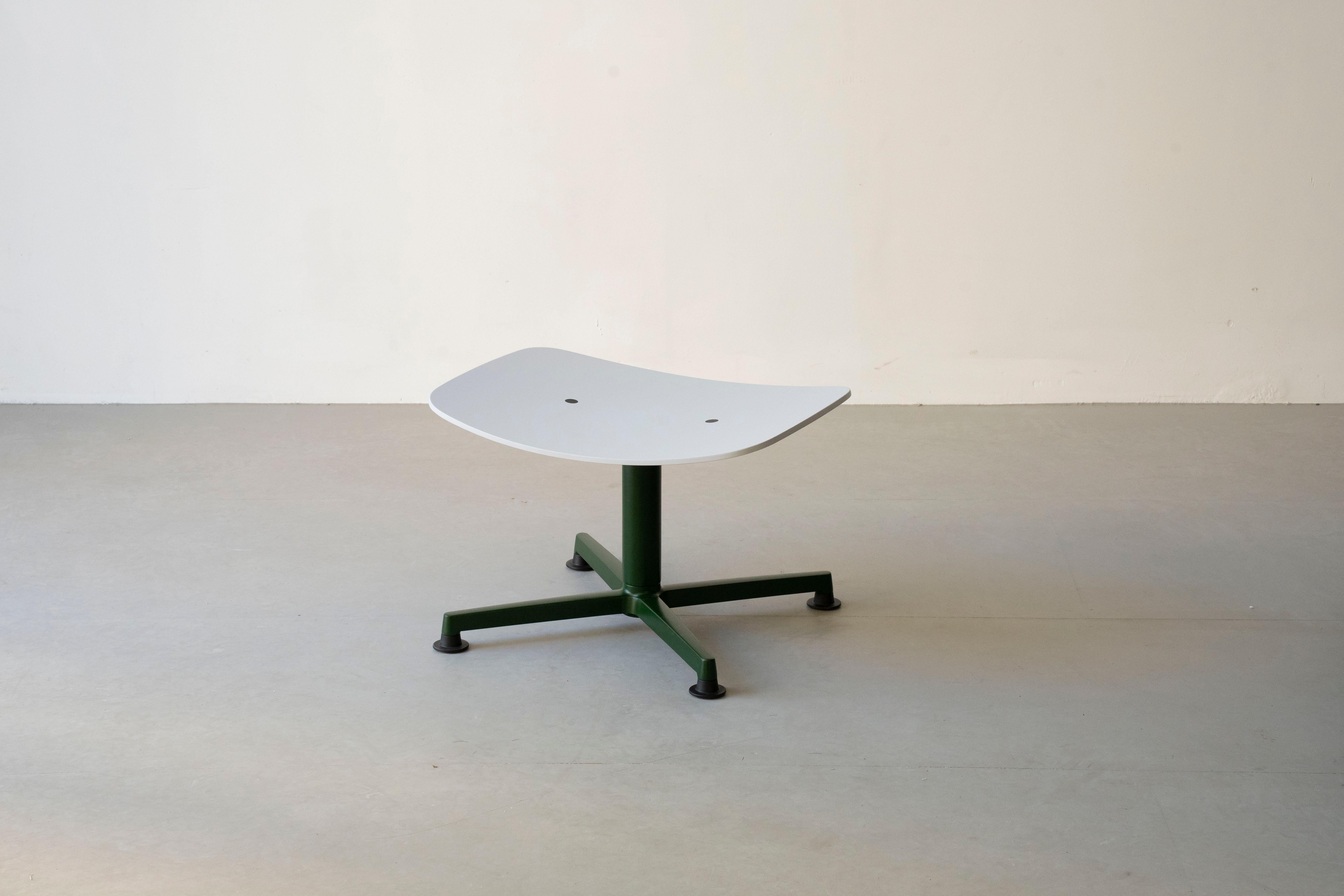 Ottomana Arba di raawii
Progettato da Erwan Bouroullec
Dimensioni: P 57,4 x L 44,5 x H 35 cm.
Materiali: Compensato.

Disponibile in diverse finiture e materiali. Contattateci.

raawii è stata fondata nel 2017 da Bo Raahauge Rasmussen e Nicholai