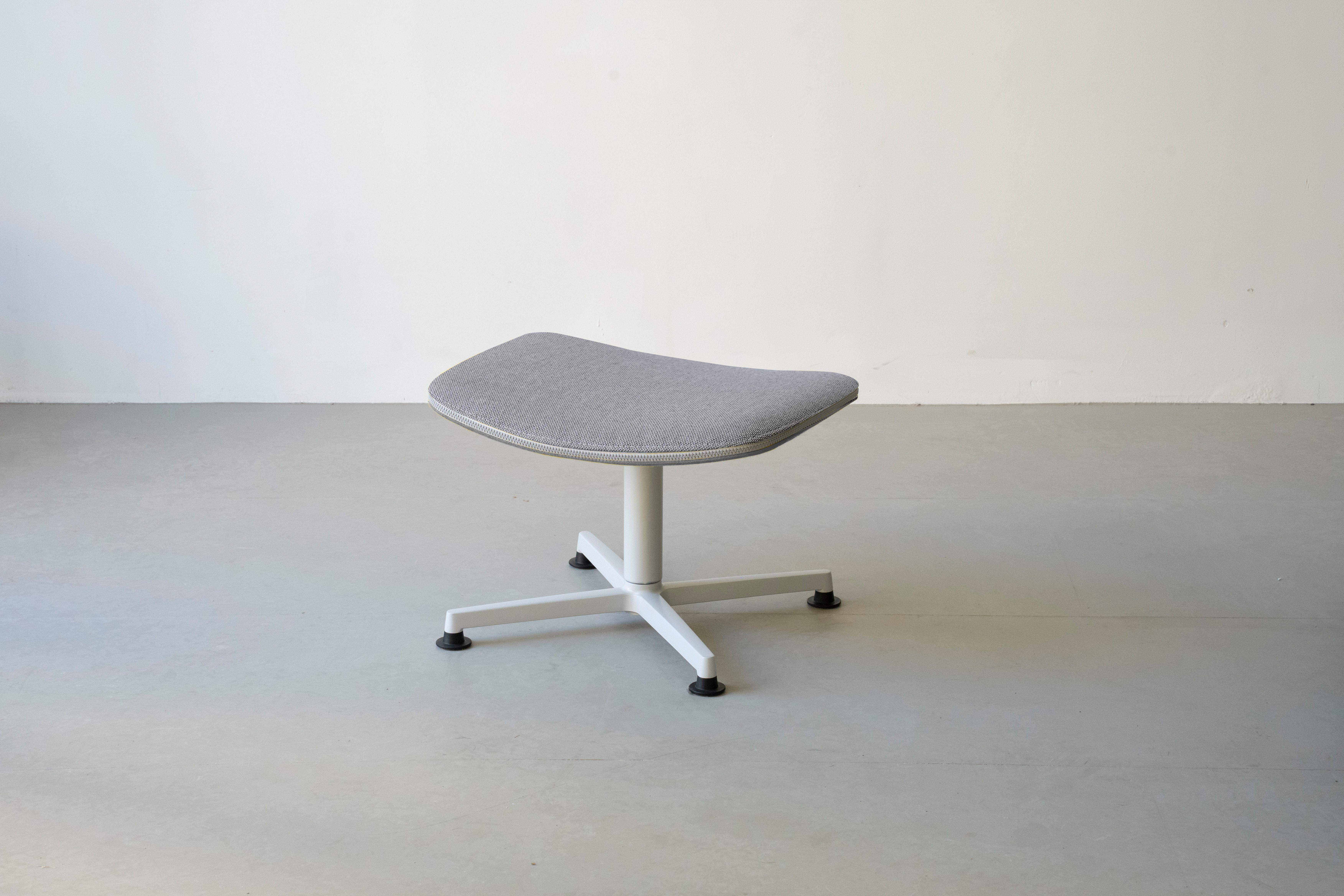 Otomana Arba by raawii
Diseñado por Erwan Bouroullec
Dimensiones: P 57,4 x An 44,5 x Al 35 cm.
Materiales: Madera contrachapada y lana.

Disponible en distintos acabados y materiales. Póngase en contacto con nosotros.

raawii fue fundada en 2017 por