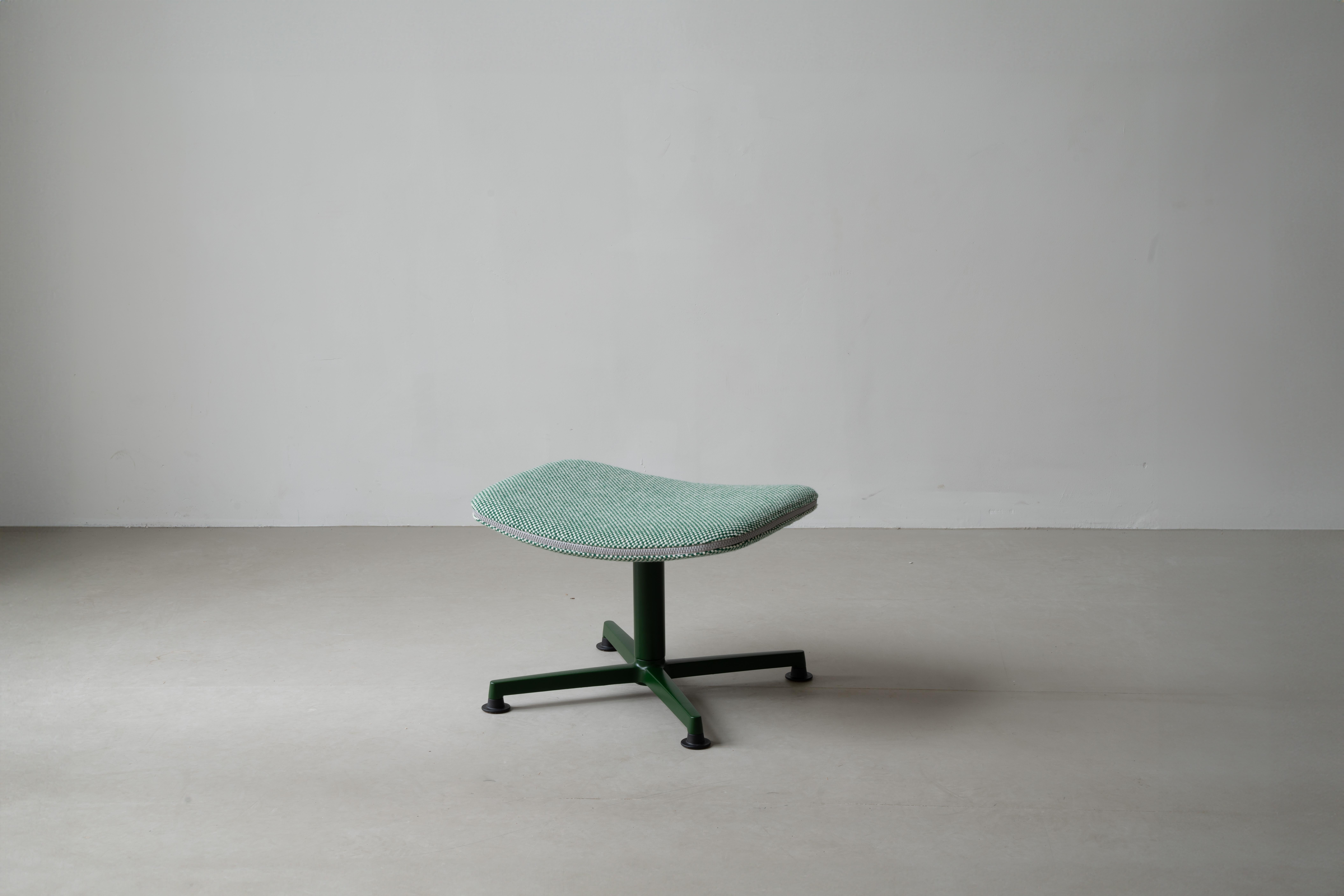 Ottomane d'Arba par raawii
Conçu par Erwan Bouroullec
Dimensions : 57,4 x 44,5 x 35 cm : D 57,4 x L 44,5 x H 35 cm.
Matériaux : Contreplaqué et tissu.

Disponible en différentes finitions et matériaux. Veuillez nous contacter.

raawii a été fondée