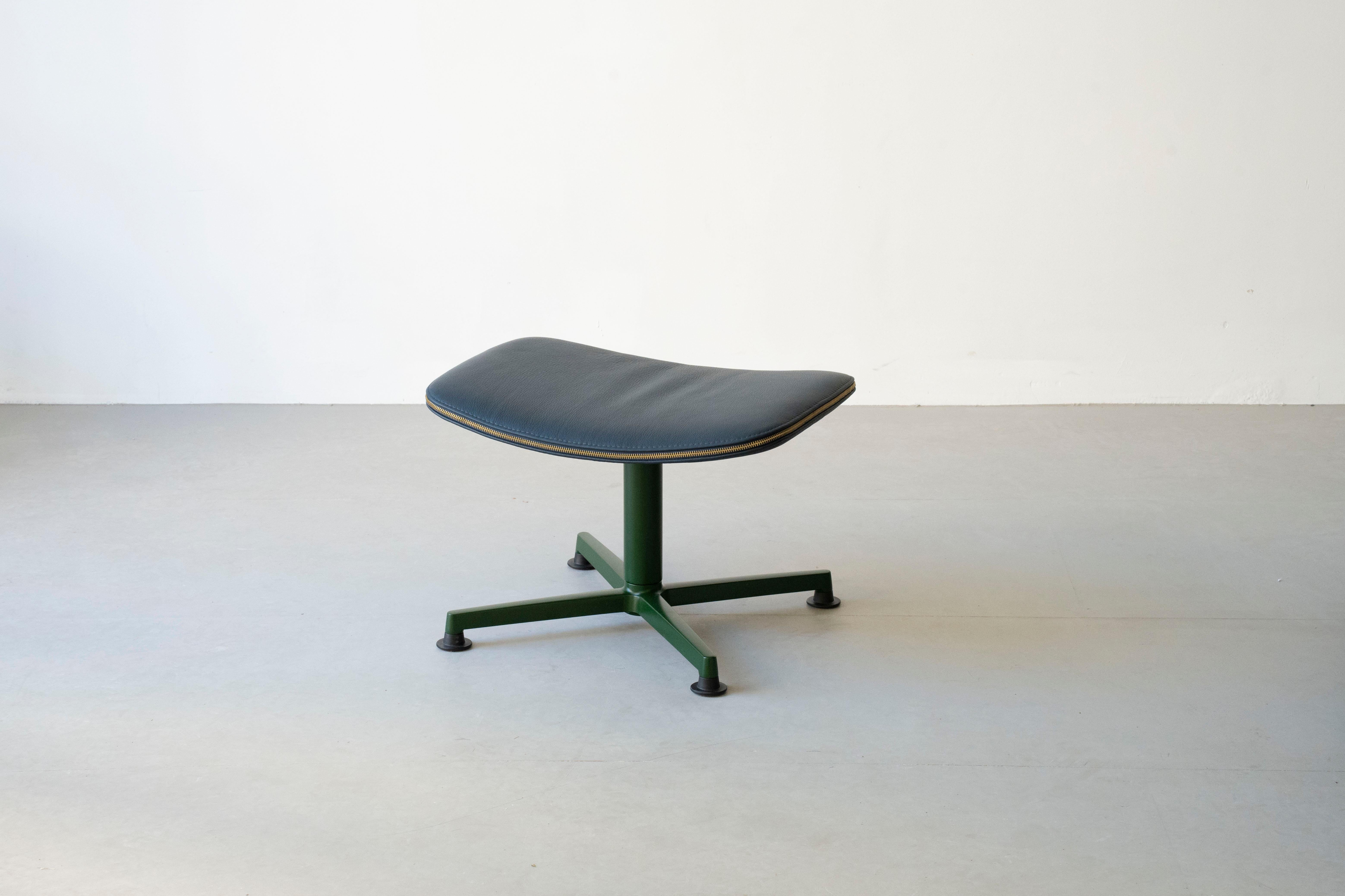 Ottomane d'Arba par raawii
Conçu par Erwan Bouroullec
Dimensions : 57,4 x 44,5 x 35 cm : D 57,4 x L 44,5 x H 35 cm.
MATERIAL : Contreplaqué et cuir.

Disponible en différentes finitions et matériaux. Veuillez nous contacter.

raawii a été fondée en