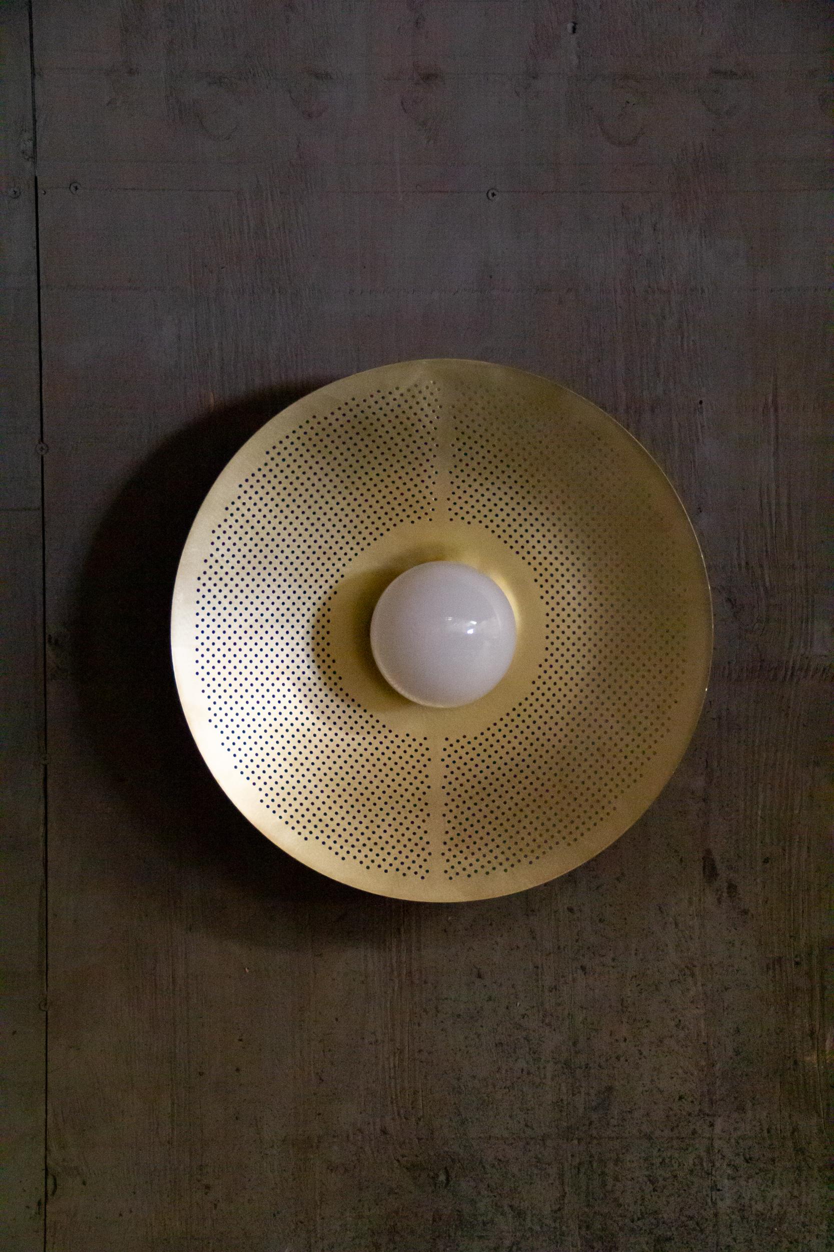 Arbotante Wall Lamp by Federico Stefanovich
Dimensions: D 46 x W 46 x H 18 cm
Material: Brass

As the Candelera collection, this piece is designed with the aid of parametric
software to create a cut pattern around the screen that adds a unique