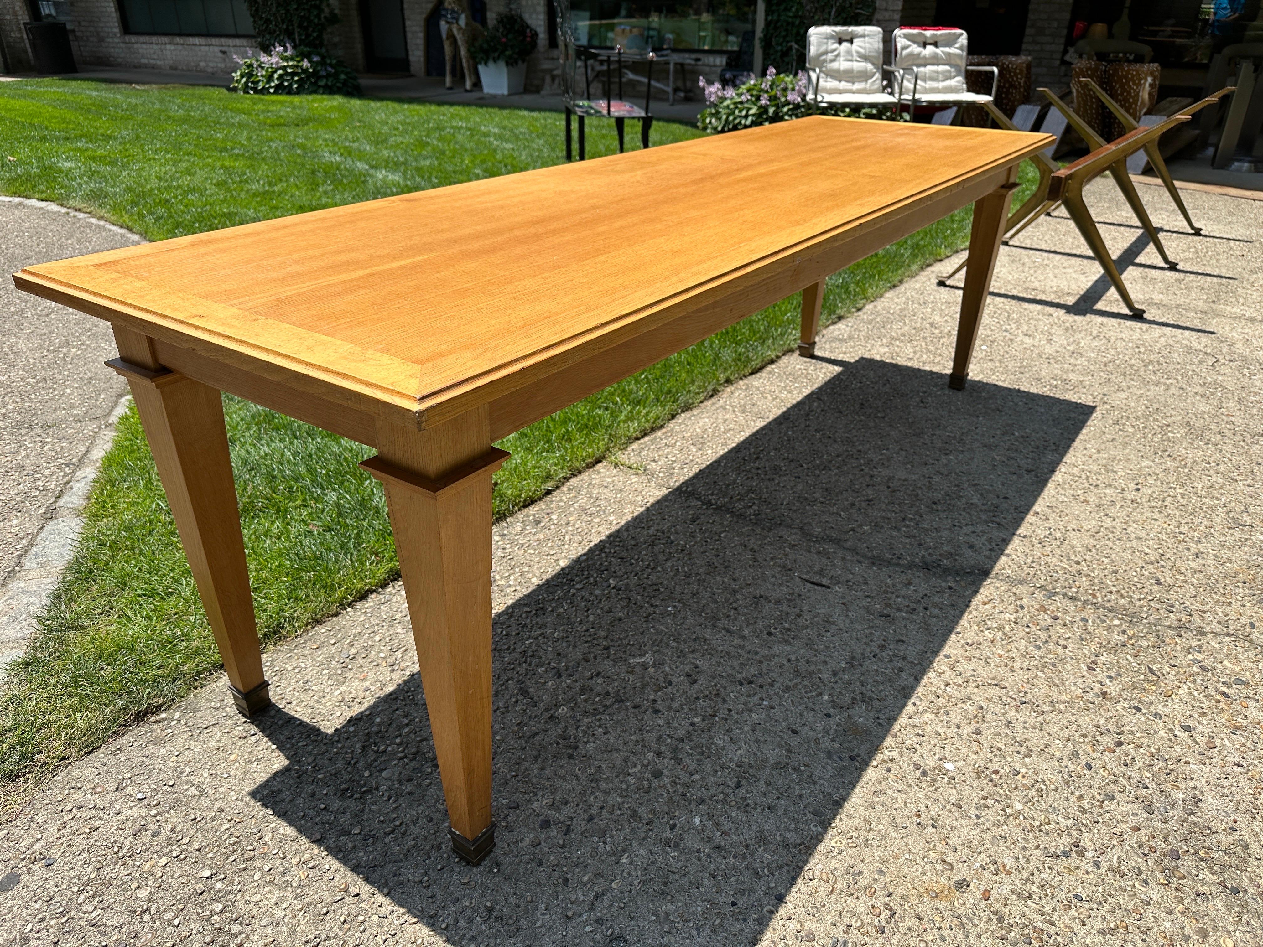 Table console longue en chêne de style Arbus avec sabots en laiton Bon état - En vente à East Hampton, NY