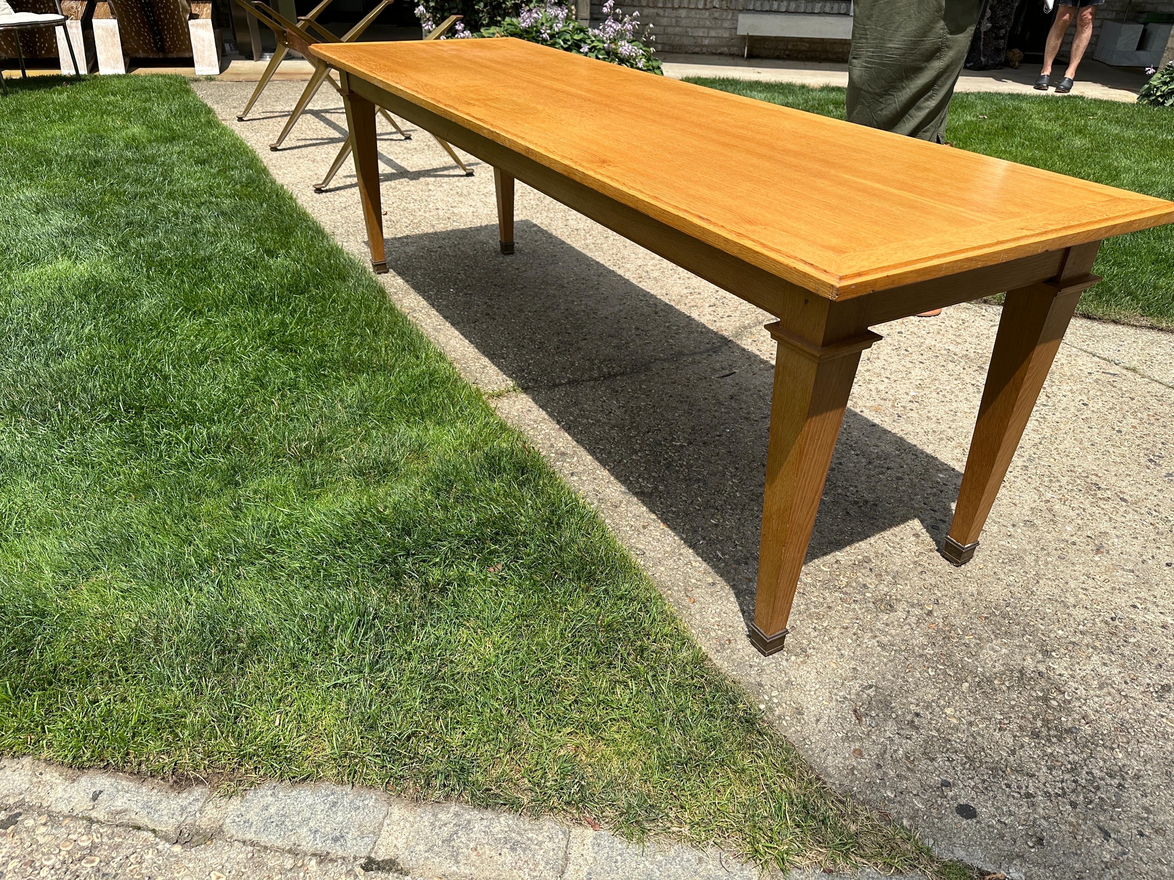 Laiton Table console longue en chêne de style Arbus avec sabots en laiton en vente
