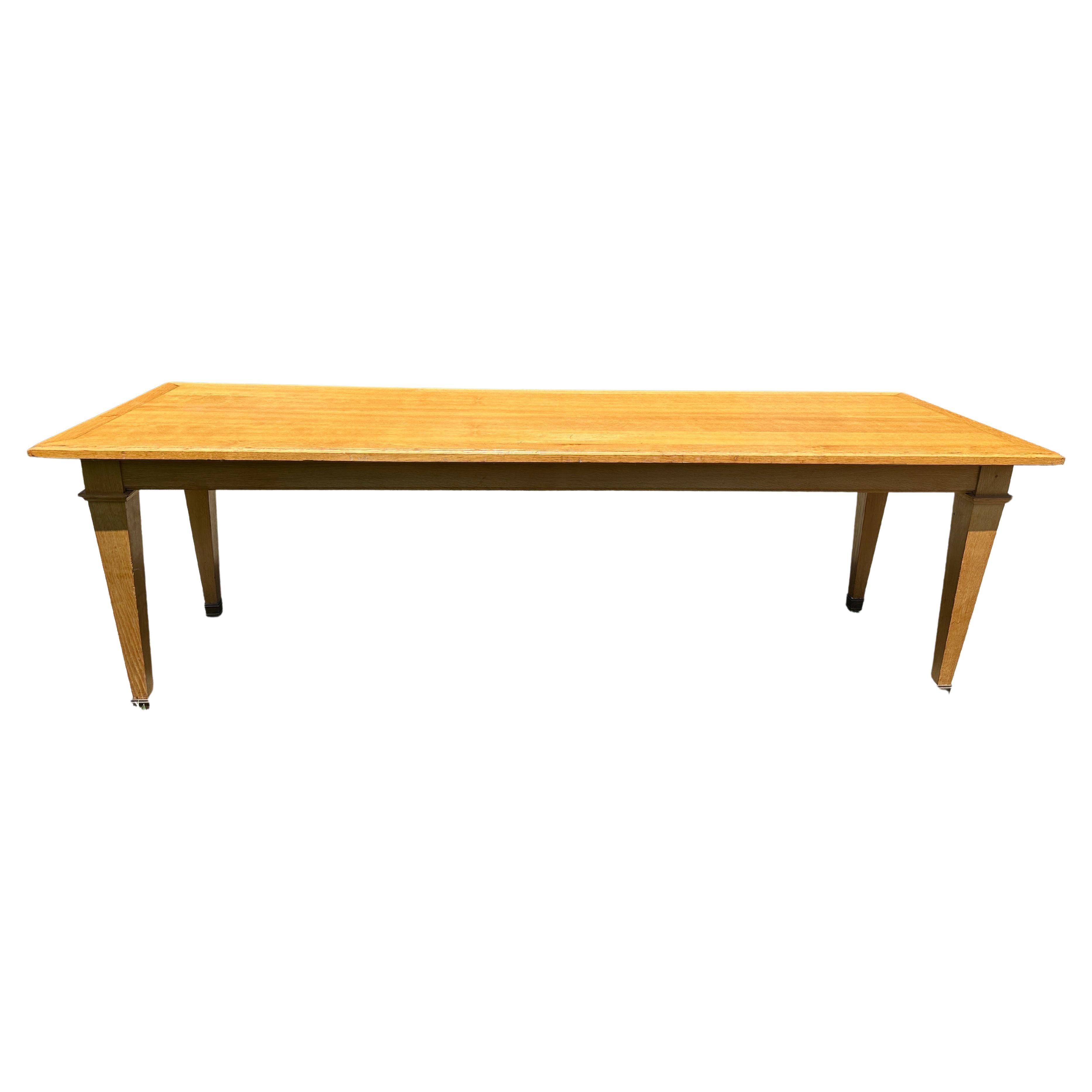Table console longue en chêne de style Arbus avec sabots en laiton en vente