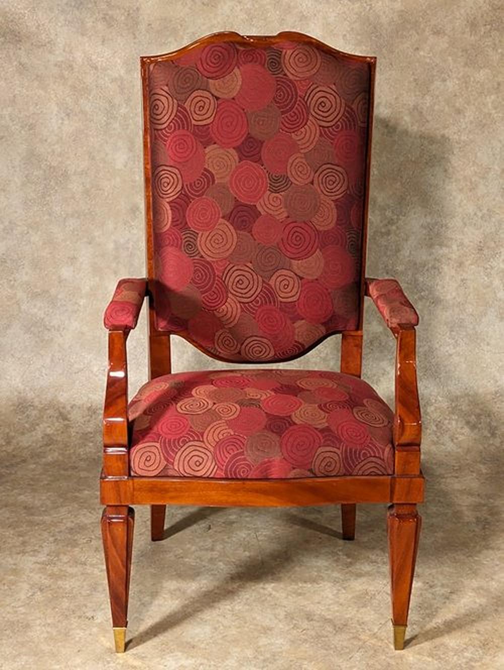 Fauteuil simple à haut dossier Art Deco des années 40 dans le style d'Andre Arbus. Cette chaise est en acajou, avec un dossier en forme de bouclier et des montures en bronze. Il mesure 25