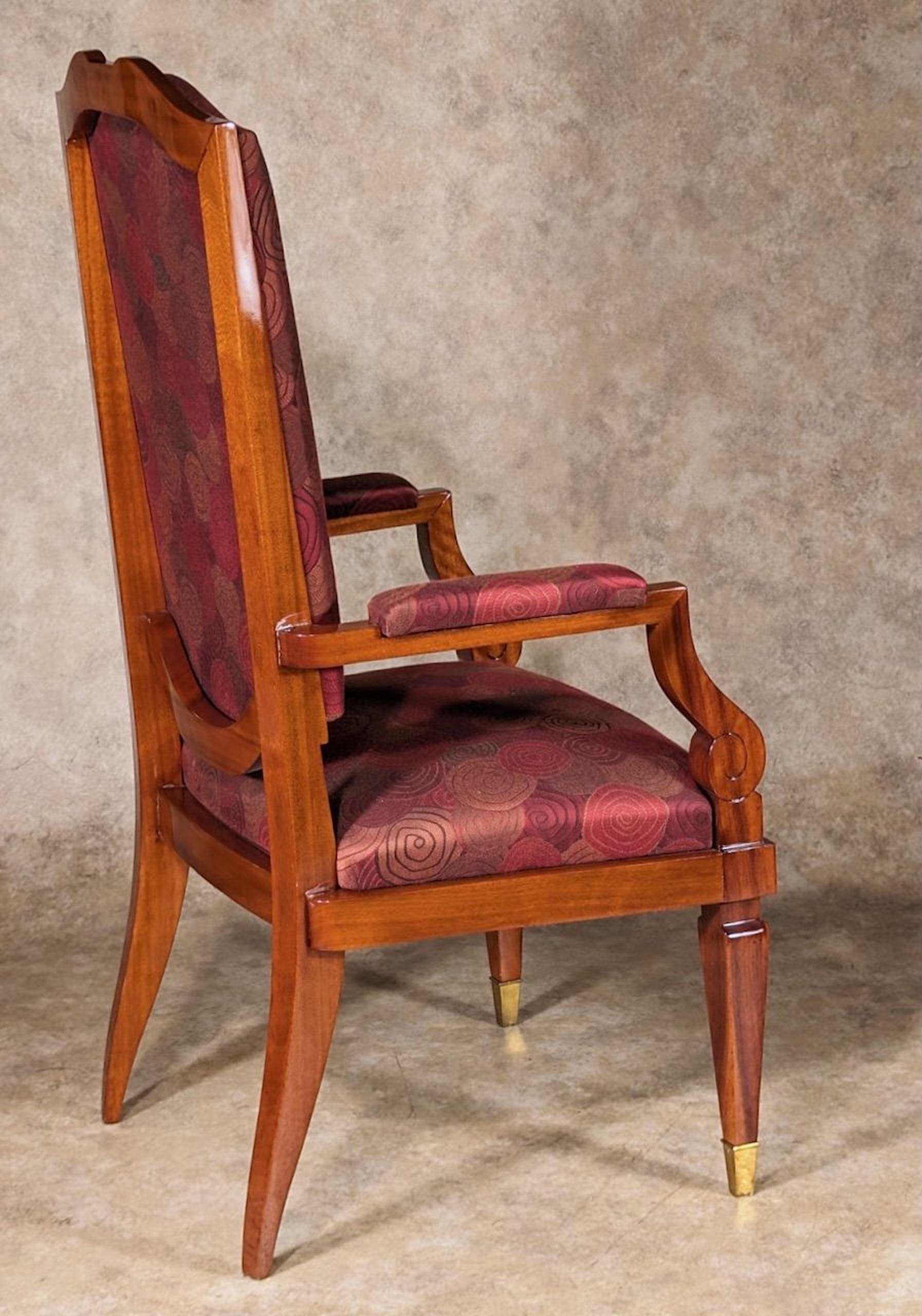 Français Fauteuil simple à dossier haut de style Arbus en vente