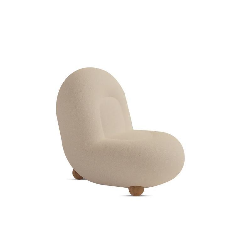 La chaise d'appoint ARC d'Essentia Home redéfinit l'aisance sophistiquée grâce à son design épuré et à ses options de finition soigneusement sélectionnées. Conçu pour un confort somptueux et un impact architectural, il reflète la vision d'un