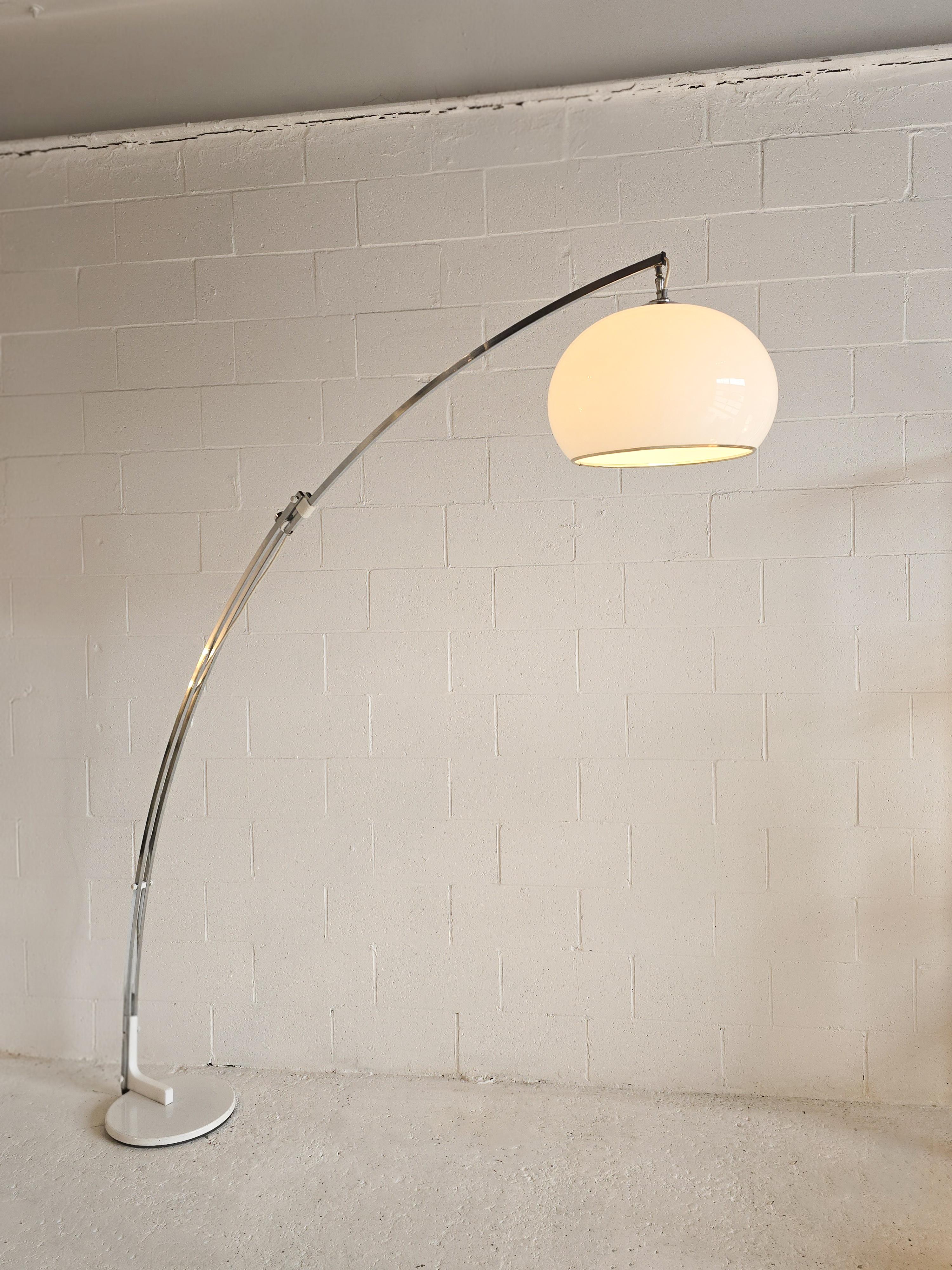 How do you identify an old lamp?