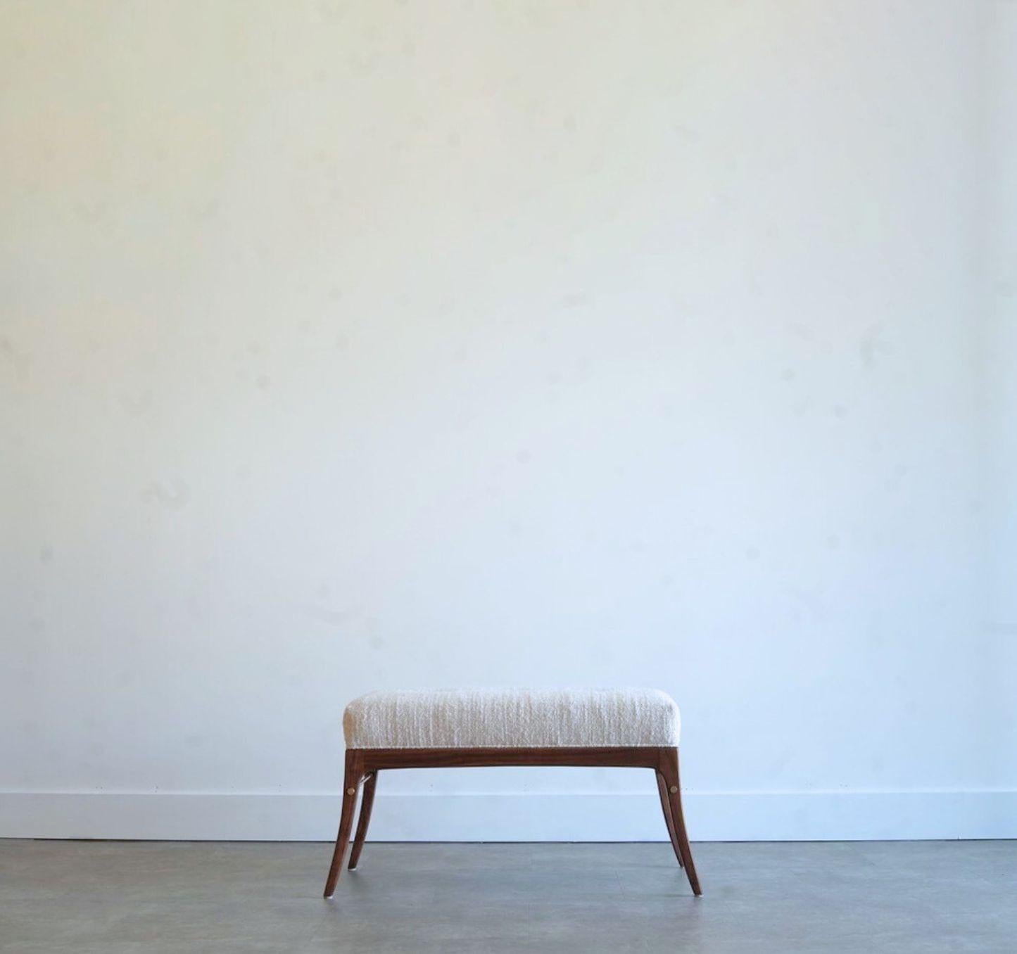 Un banc sculptural défini par ses pieds gracieusement arqués et ses lignes nettes et modernes. Conçu à la fois pour la forme et la fonction, le banc A.Profiles offre un profil frappant tout en restant utilisable au quotidien.
Fabriqué en bois