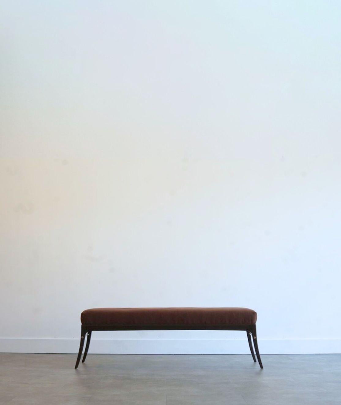 Un banc sculptural défini par ses pieds gracieusement arqués et ses lignes nettes et modernes. Conçu à la fois pour la forme et la fonction, le banc A.Profiles offre un profil frappant tout en restant utilisable au quotidien.
Fabriqué en bois