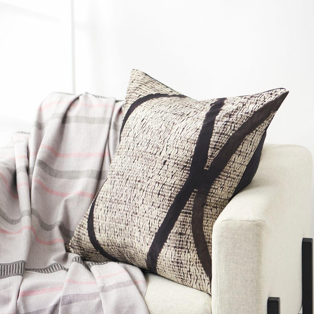 Teint Oreiller en soie imprimé Shibori Arc Black, fait à la main en vente