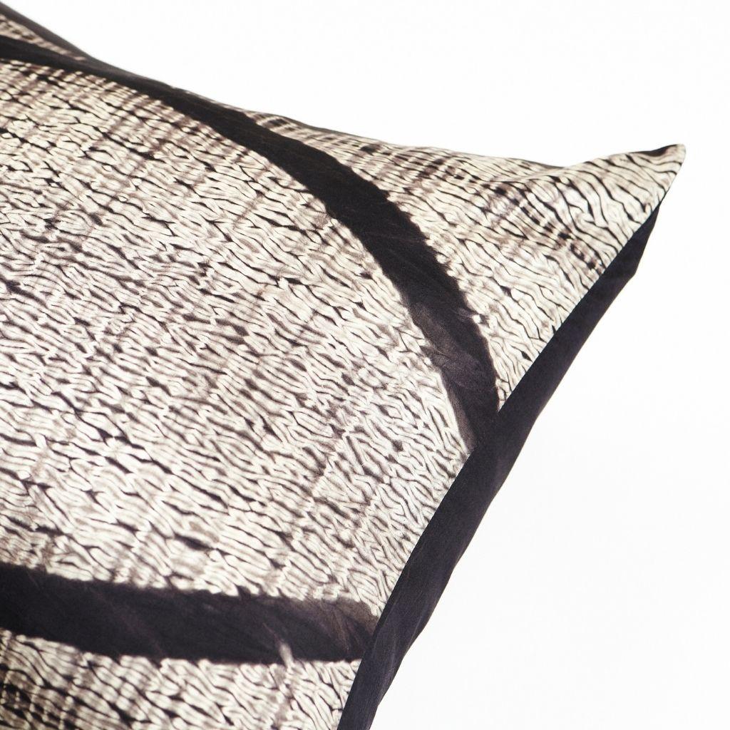 Oreiller en soie imprimé Shibori Arc Black, fait à la main Neuf - En vente à Bloomfield Hills, MI