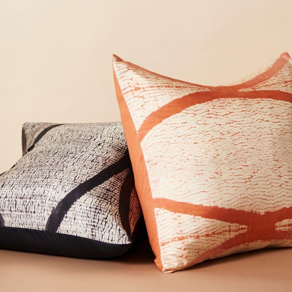 XXIe siècle et contemporain Coussin en soie Shibori Arc noir  en vente