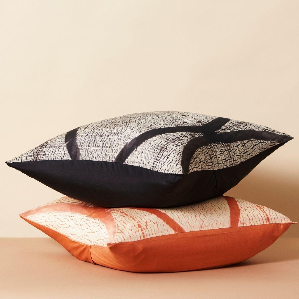 Oreiller en soie imprimé Shibori Arc Black, fait à la main en vente 1