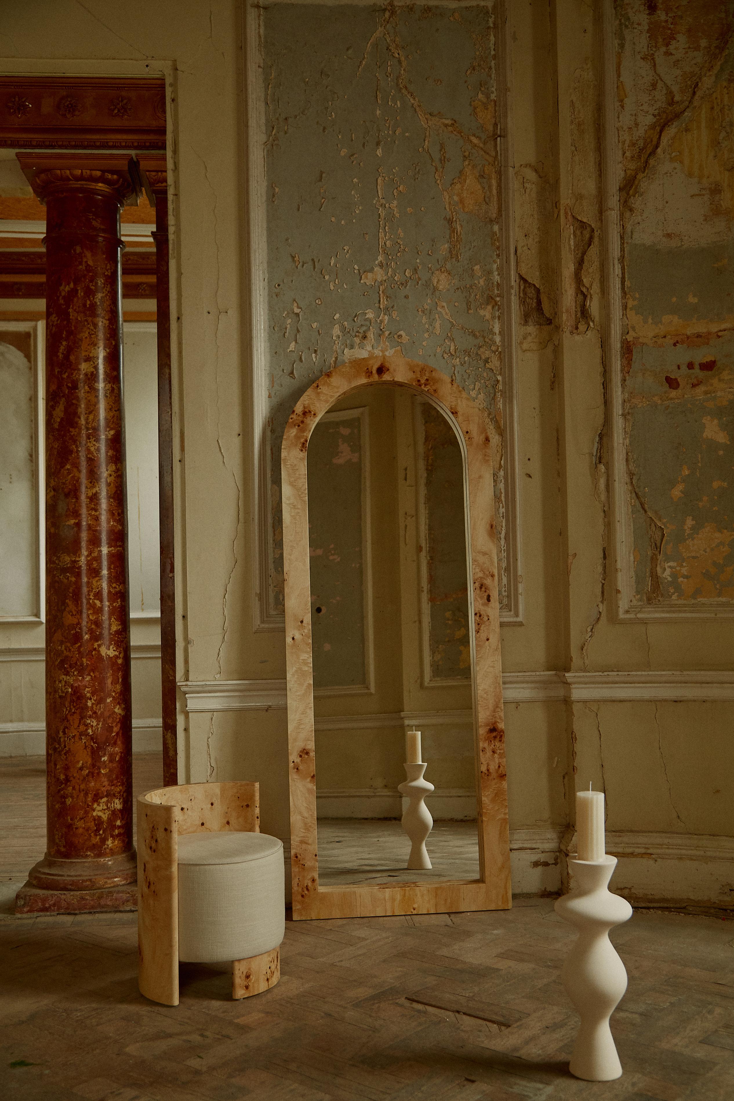 Un cenno all'arco, una delle forme più identificabili dell'architettura neoclassica. L'imponente specchio da terra Arc è stato progettato tenendo conto delle linee pulite ed è disponibile in due materiali diversi: legno di frassino e laccato,