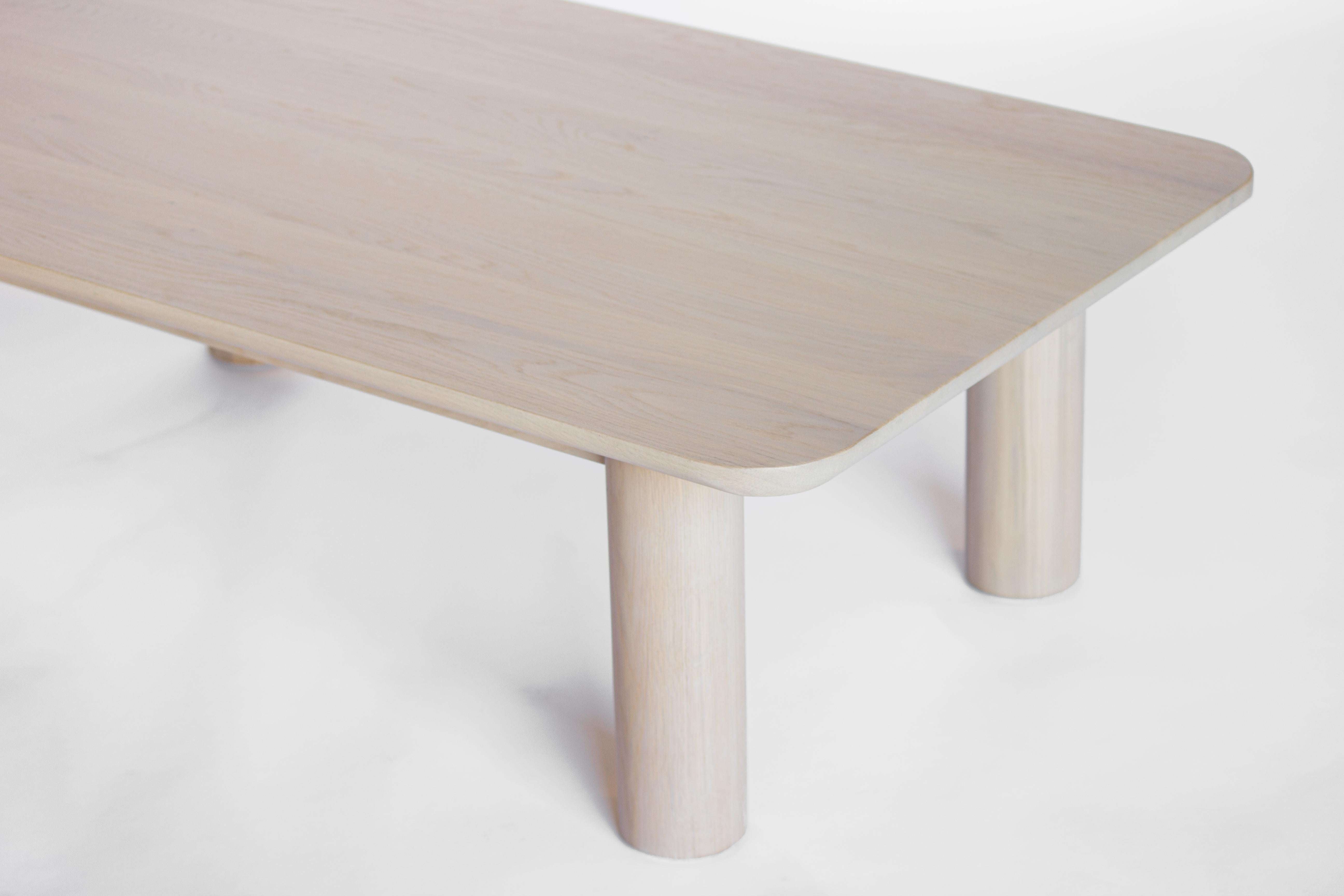 Minimaliste Table basse Arc par Sun at Six, table basse nue en bois en vente