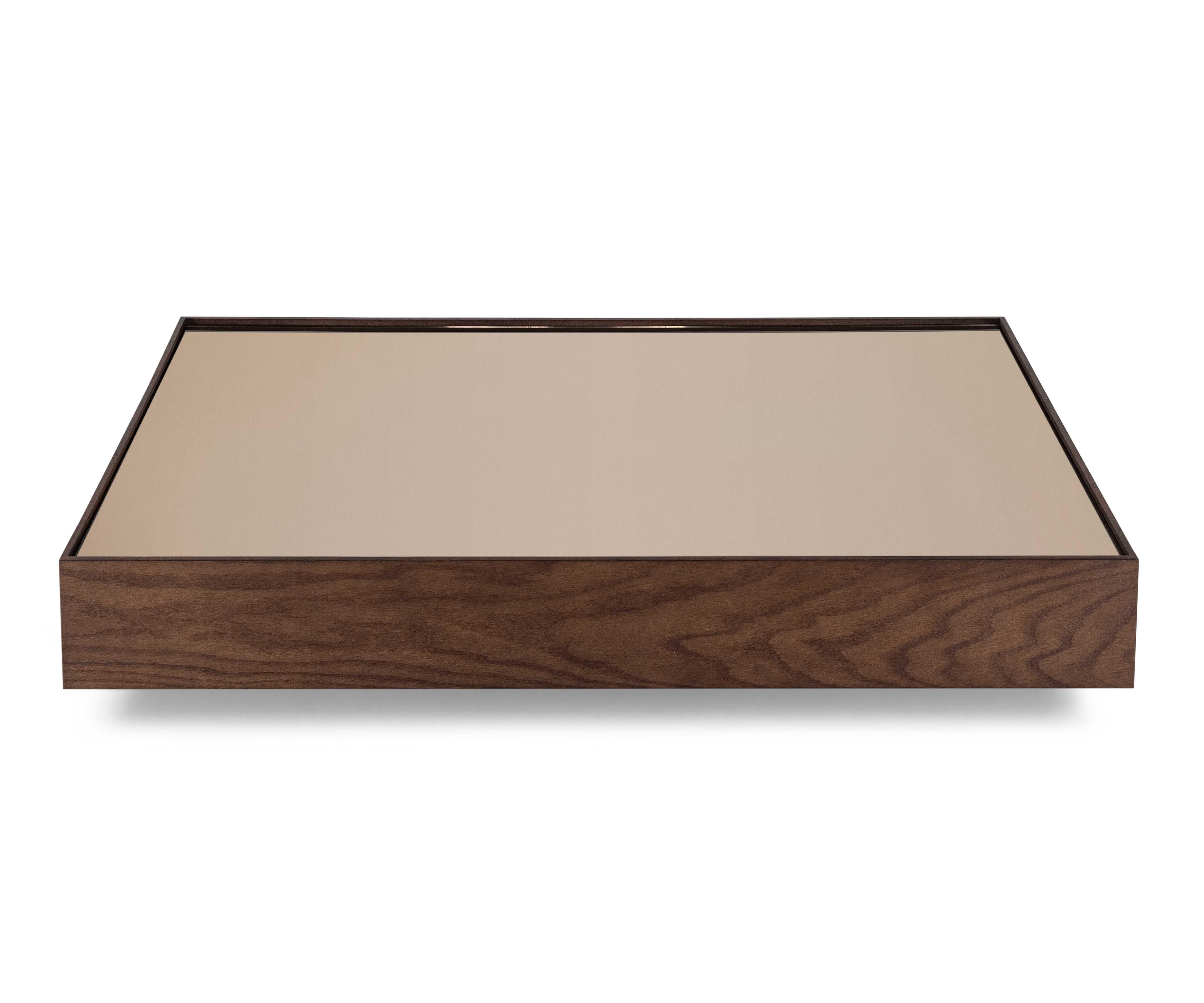 Ein von Uultis Studio entworfener Arc Imbuia Couchtisch aus Eiche mit einer 47-Zoll-Spiegelplatte aus Bronze. Bringen Sie eine Mischung aus moderner Raffinesse und natürlichem Charme in Ihr Wohnzimmer mit dem Arc Couchtisch, einem atemberaubenden