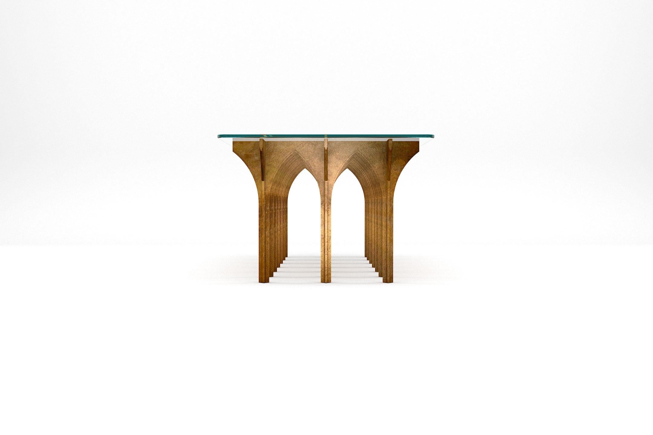 Moderno Tavolino Arc - Tavolo moderno artigianale in ottone patinato con piano in vetro in vendita