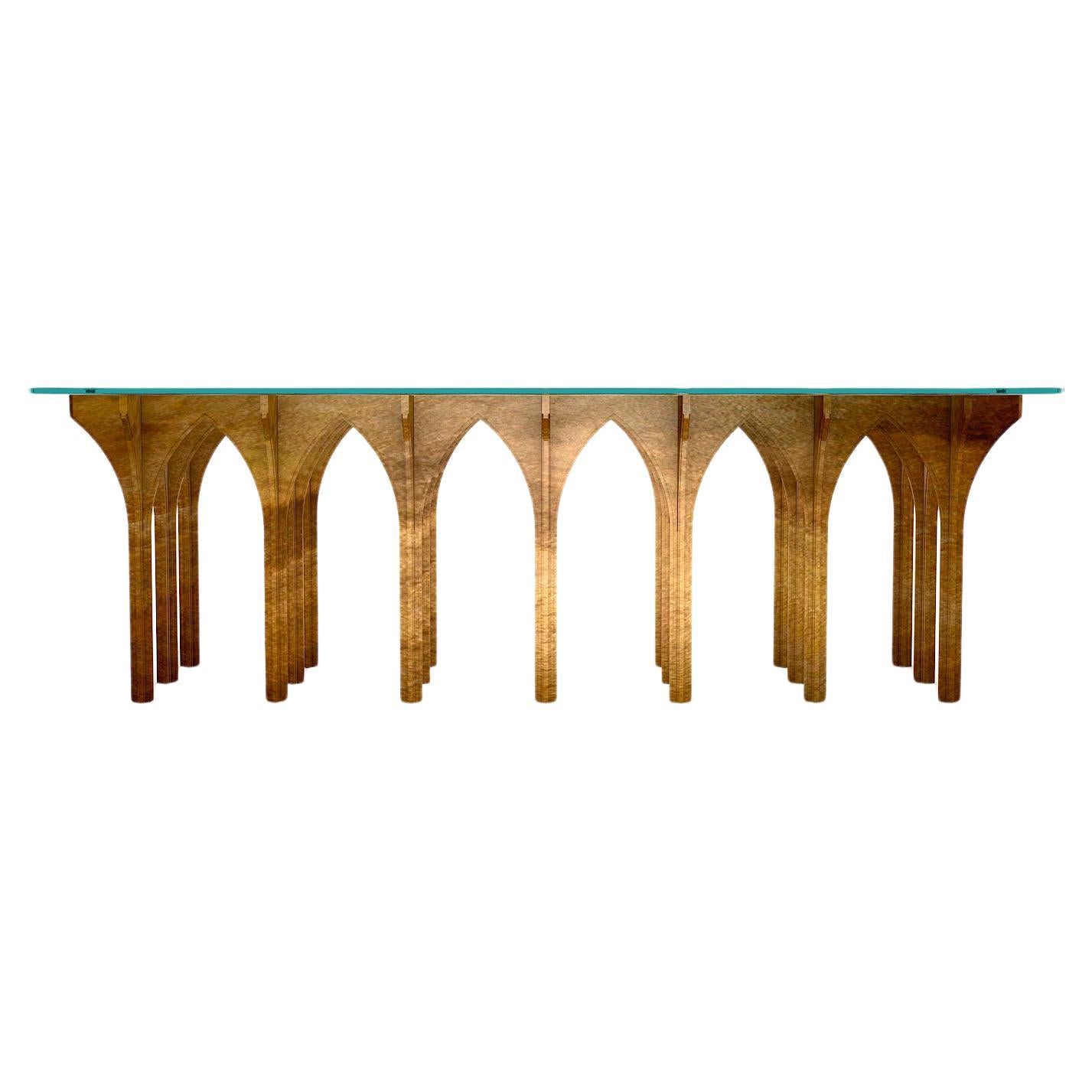 Couchtisch Arc – moderner handgefertigter Tisch aus patiniertem Messing mit Glasplatte