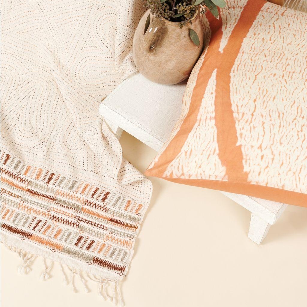 Coussin en soie imprimé Shibori Arc Coral fait à la main en vente 4