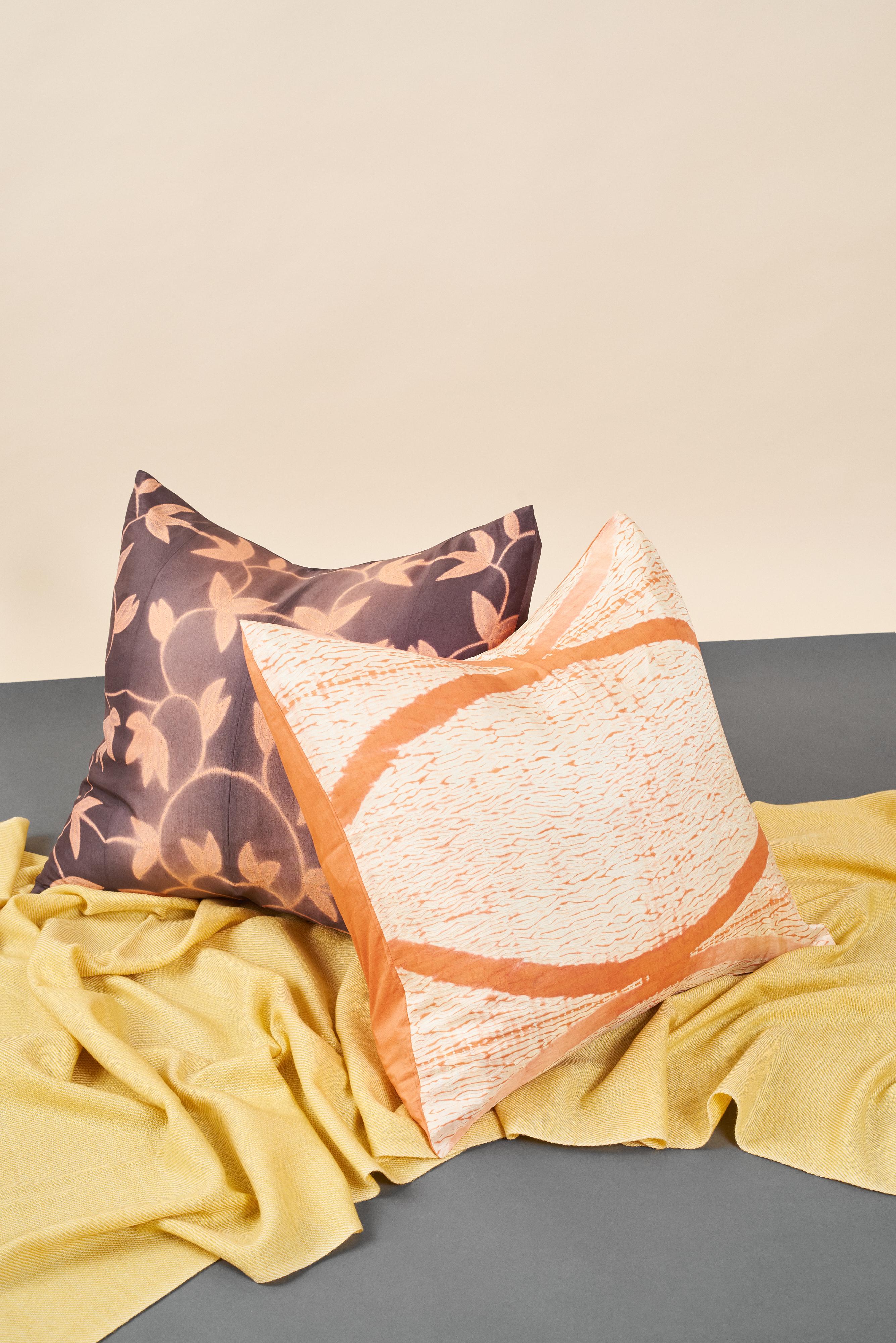 Coussin en soie imprimé Shibori Arc Coral fait à la main en vente 5