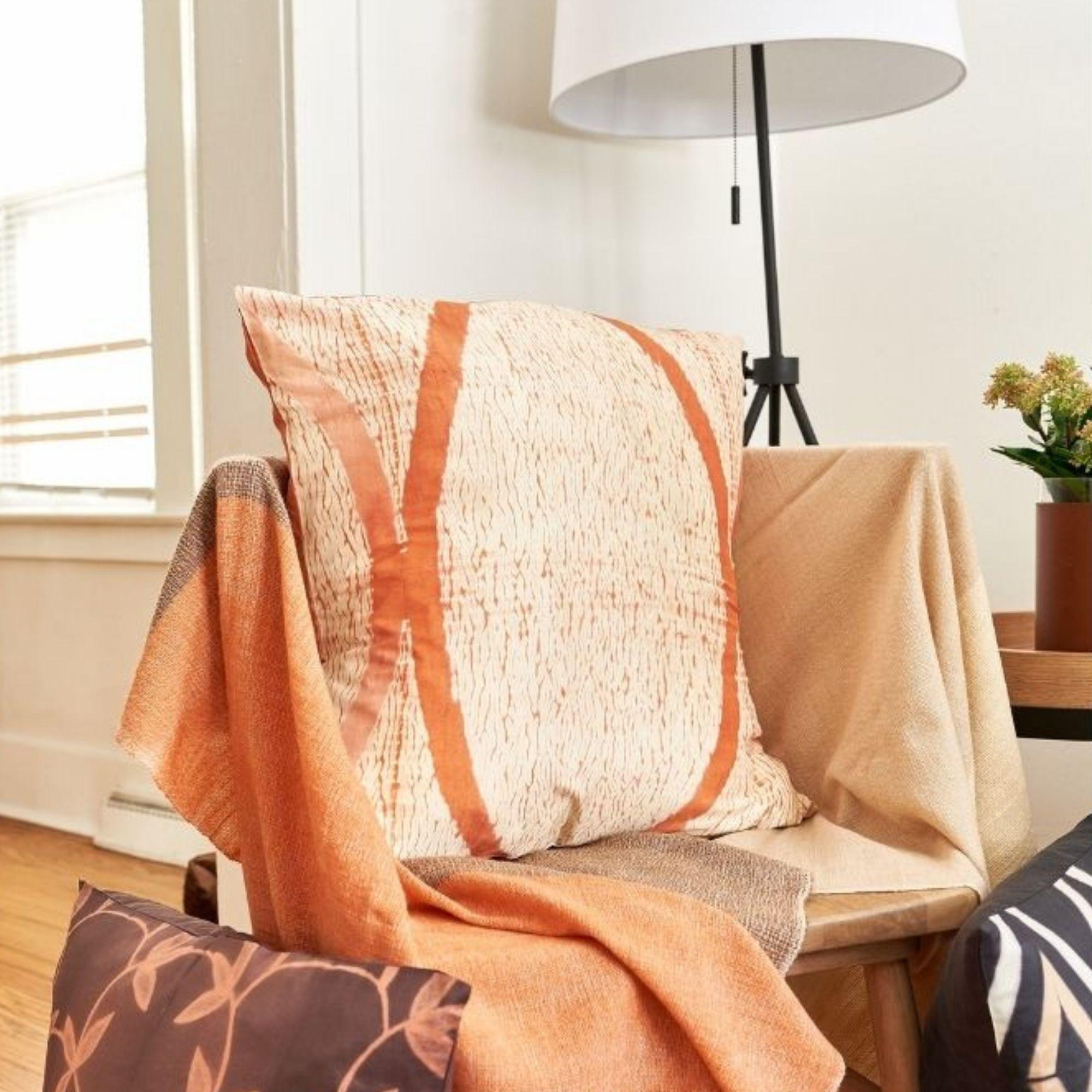 Coussin en soie imprimé Shibori Arc Coral fait à la main en vente 8