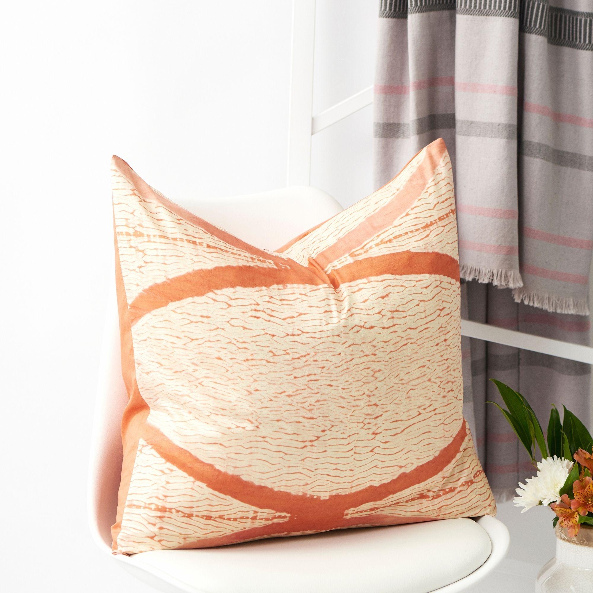 Coussin en soie imprimé Shibori Arc Coral fait à la main en vente 9