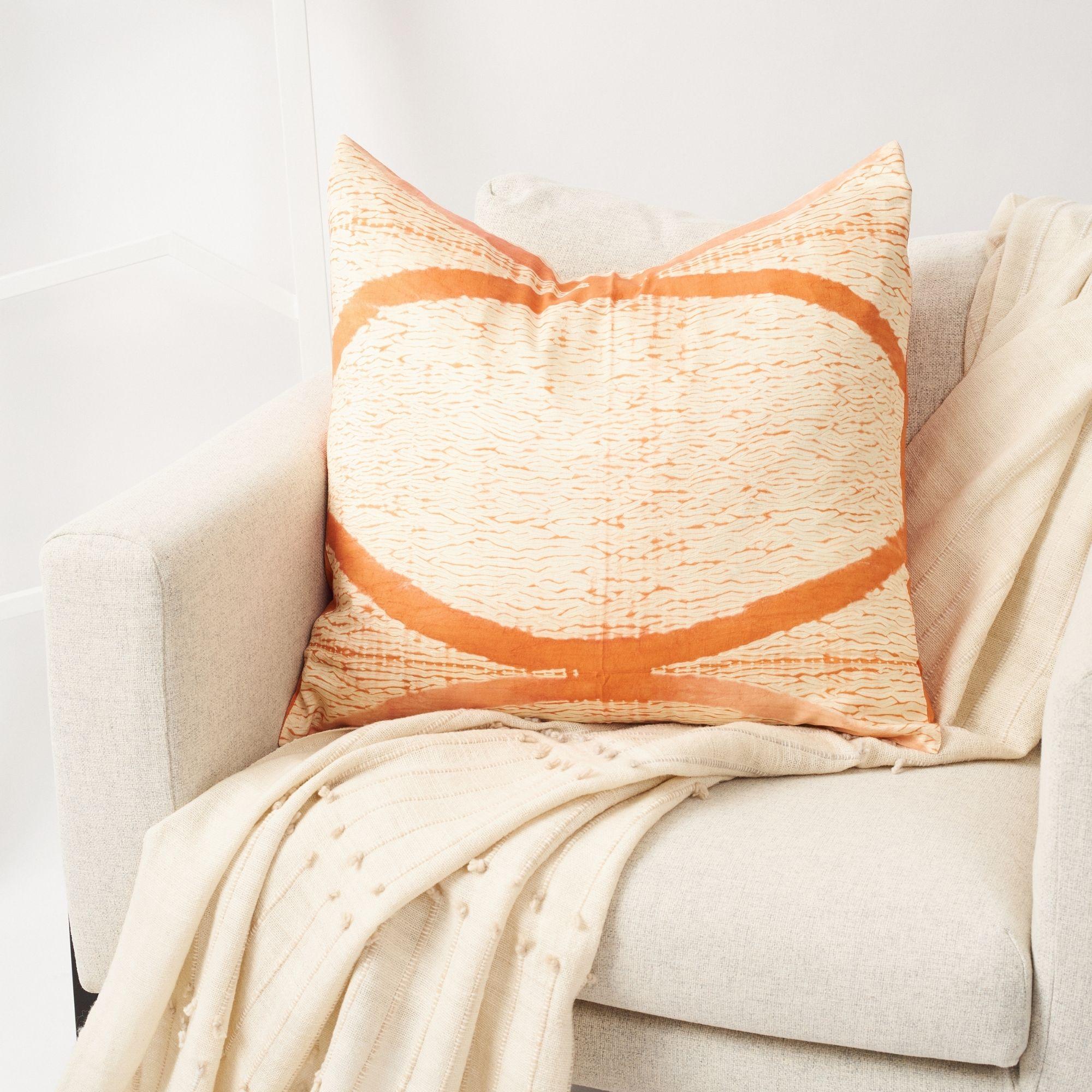 Coussin en soie imprimé Shibori Arc Coral fait à la main en vente 12