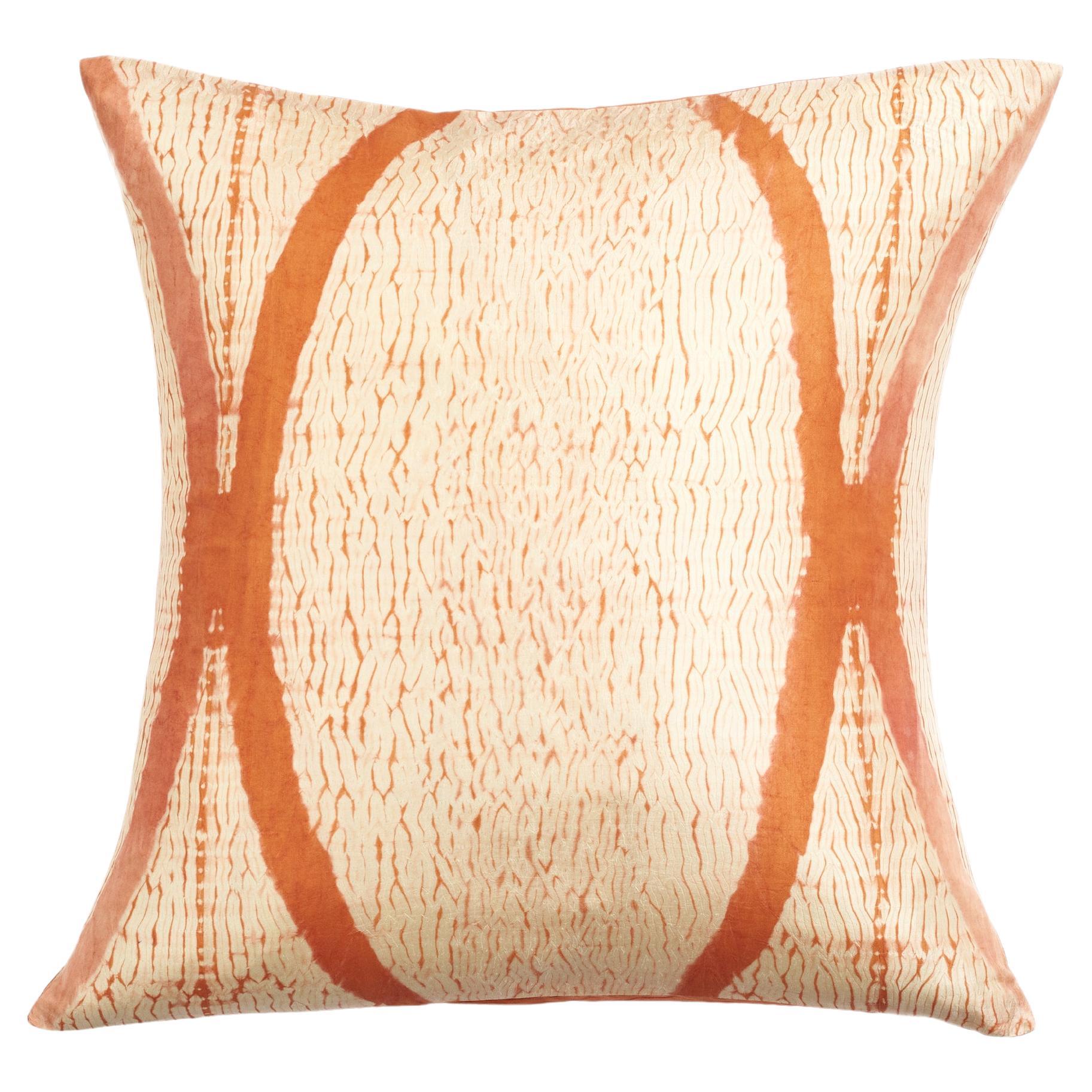 Cuscino in seta Arc Coral con stampa Shibori realizzata a mano