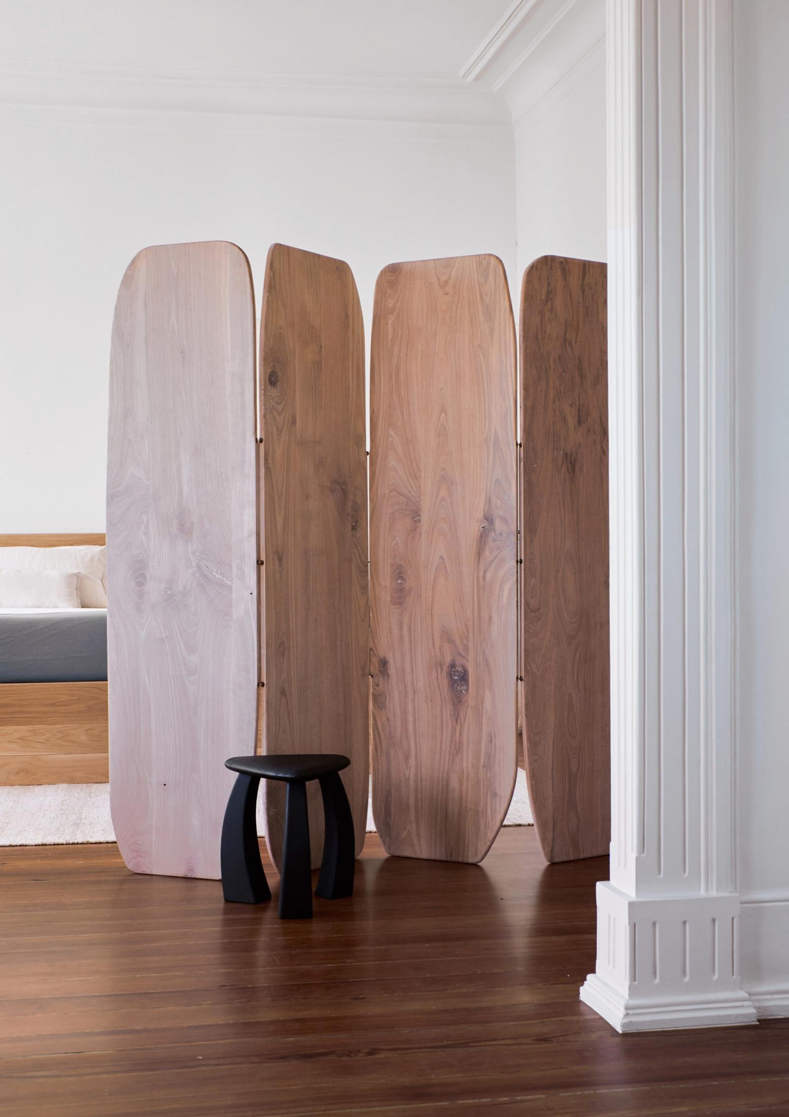 Sgabello Arc de 37 in castagno nero di Project 213A
Dimensioni: P 33 x L 33 x H 37 cm
Materiali: Legno di Wood. 

La versione più piccola delle gambe dello sgabello si incurva verso l'interno della seduta triangolare, fondendosi per mostrare la