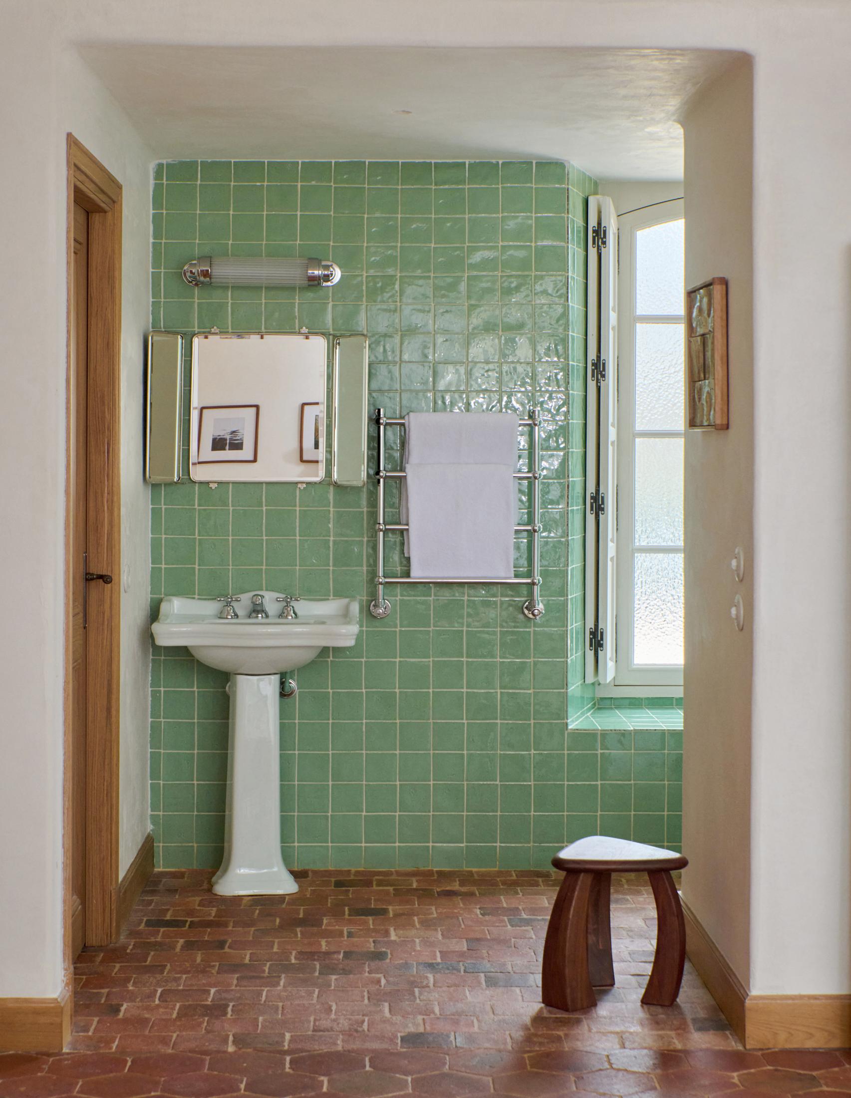 Taburete Arc de 37 en nogal natural by Project 213A Posmoderno en venta