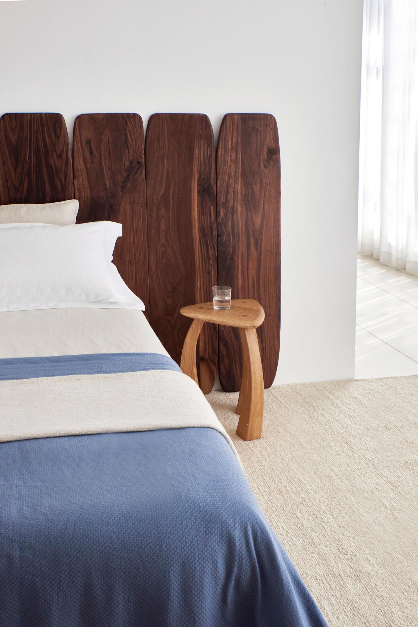 Taburete Arc de 52 en Roble by Project 213A
Dimensiones: P 39 x An 39 x Al 52 cm
Materiales: Madera de roble. 

La versión más alta de las patas del taburete se curva hacia dentro, hacia su asiento triangular, fusionándose para mostrar una artesanía