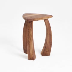 Taburete Arc de 52 en nogal by Project 213A