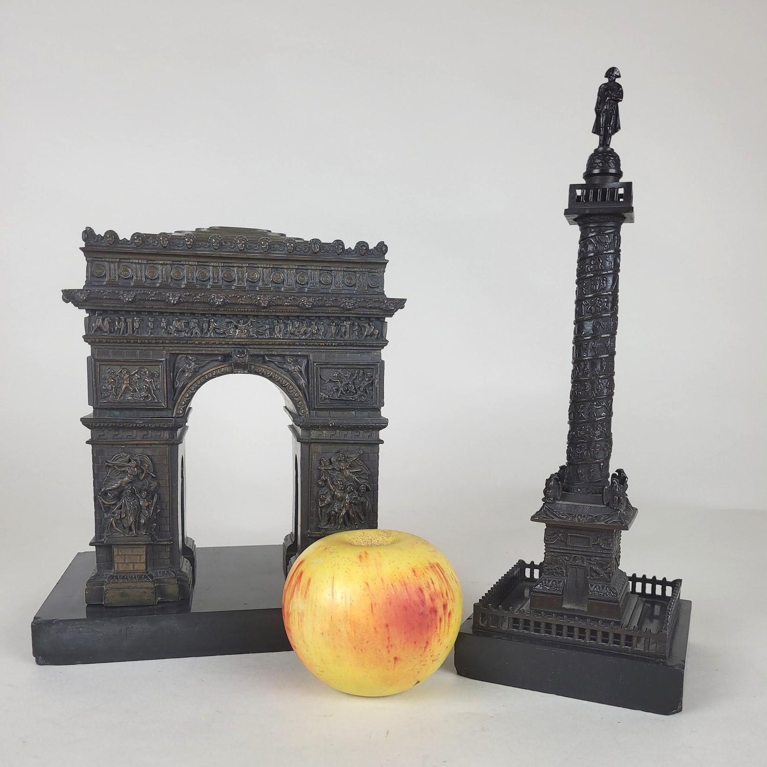 Réduction en bronze à patine brune, sur socle en marbre noir, de 2 des monuments les plus emblématiques de Paris : Arc de Triomphe et Colonne Vendôme

L'Arc de Triomphe a été construit à l'initiative de Napoléon I+I, après la victoire d'Austerlitz,