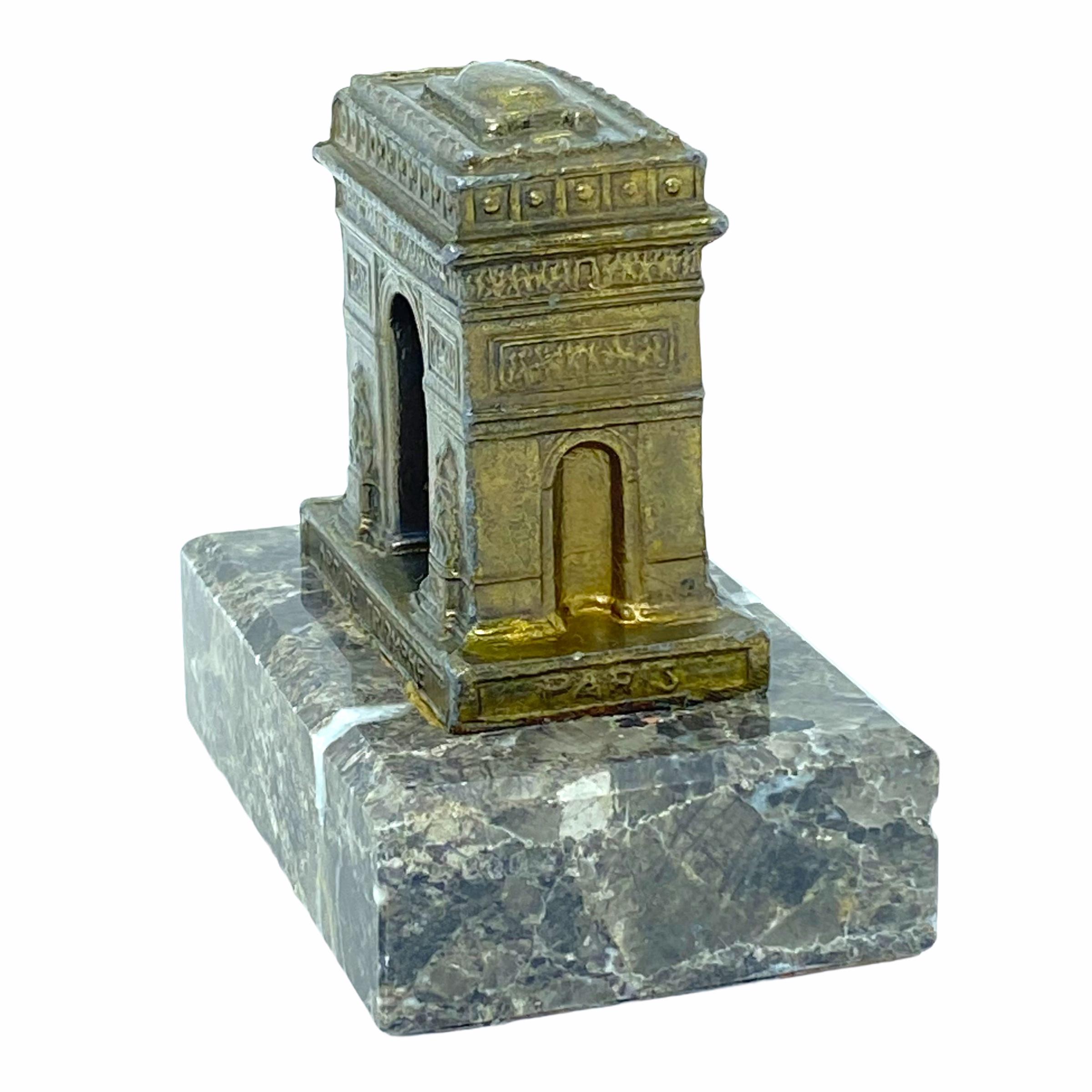 Une sculpture de bâtiment décorative souvenir de l'Arc de Triomphe de Paris. Quelques usures avec une belle patine, mais c'est de l'ancien temps. Fait de métal et d'une base en marbre. Cet article a été acheté comme souvenir à Paris, en France, et a