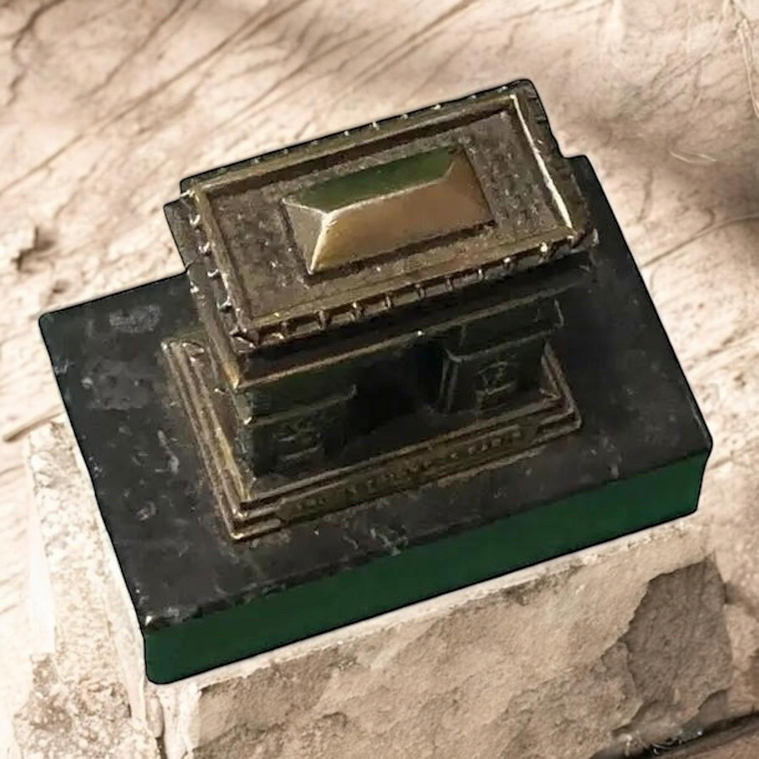 Bâtiment souvenir de l'Arc de Triomphe Base en métal et marbre, Paris, années 1950 en vente 7