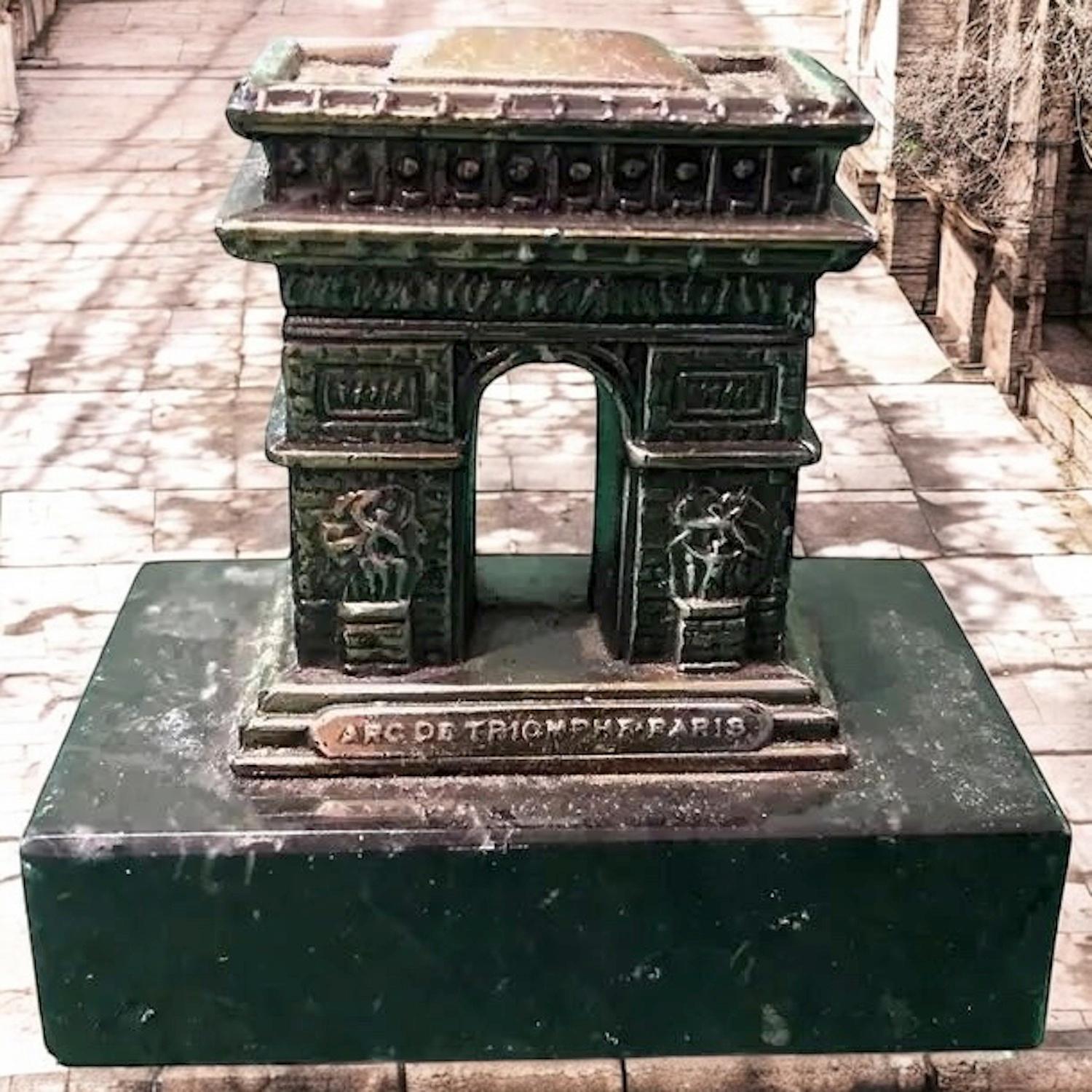 Bâtiment souvenir de l'Arc de Triomphe Base en métal et marbre, Paris, années 1950 en vente 2