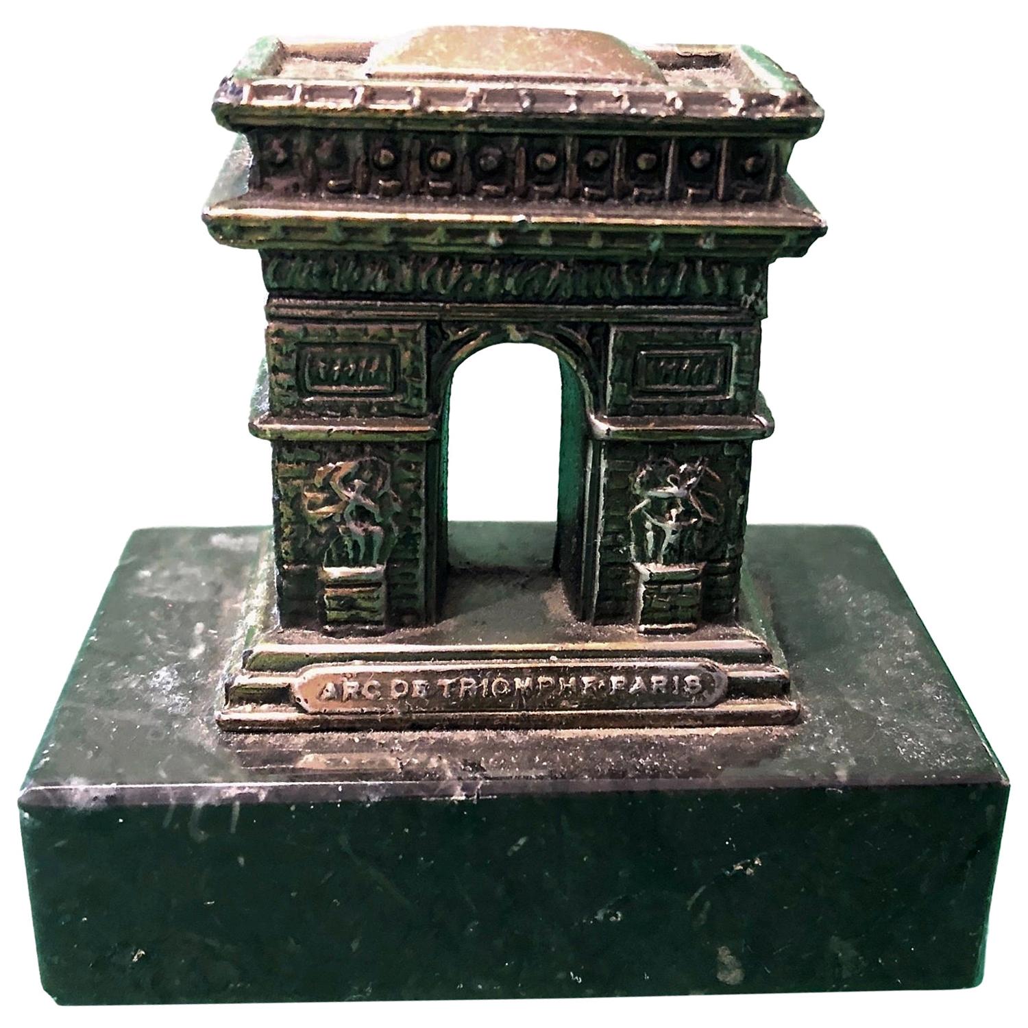 Arc de Triomphe Souvenir bâtiment avec base en métal et marbre, Paris, années 1950 en vente