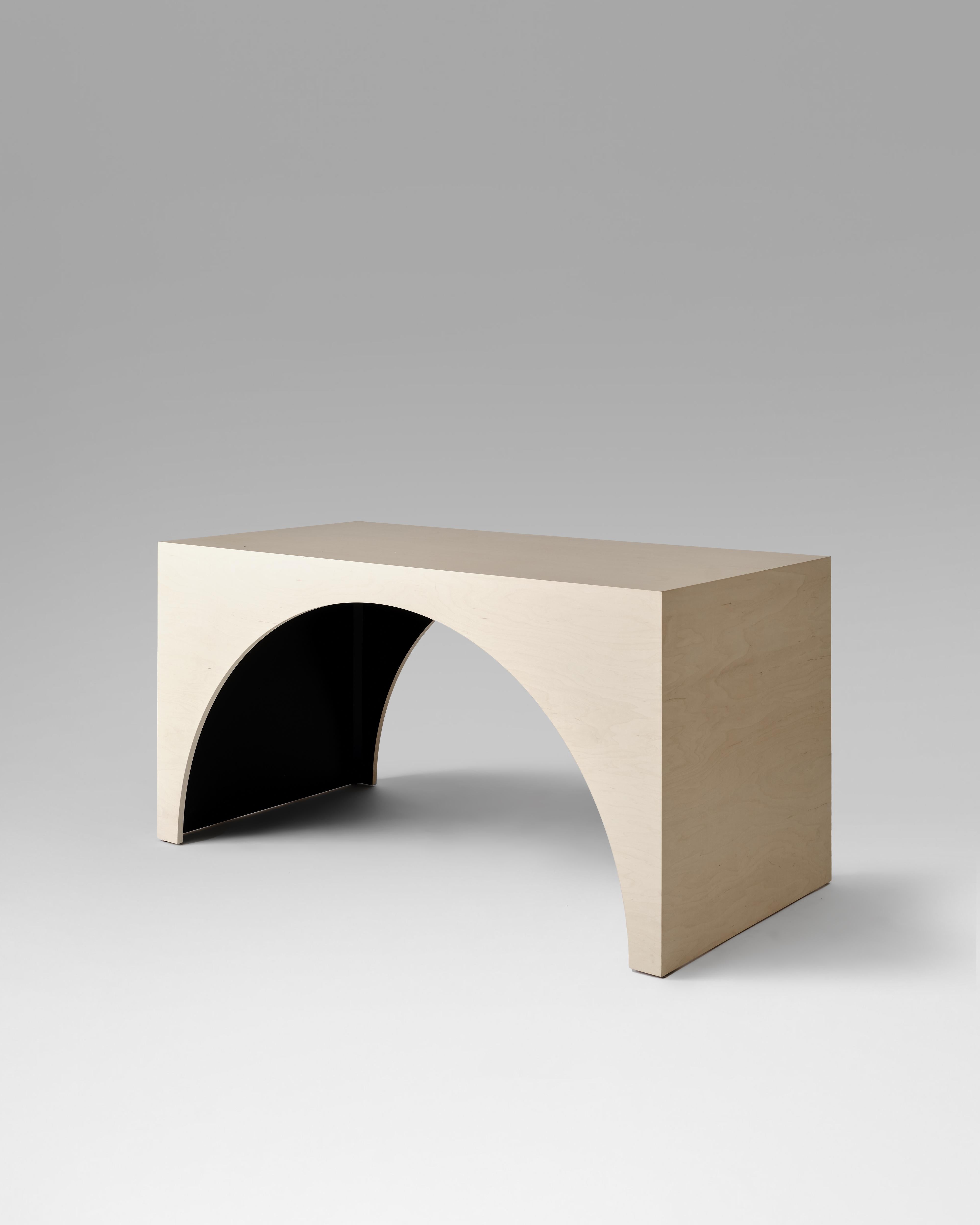 Scrivania ad arco realizzata in legno con finitura impiallacciata in acero sbiancato e interno tinto di nero.

Può essere utilizzato anche come piccolo tavolo da pranzo o come ampia consolle.

Progettato e realizzato a mano a Los Angeles da Estudio
