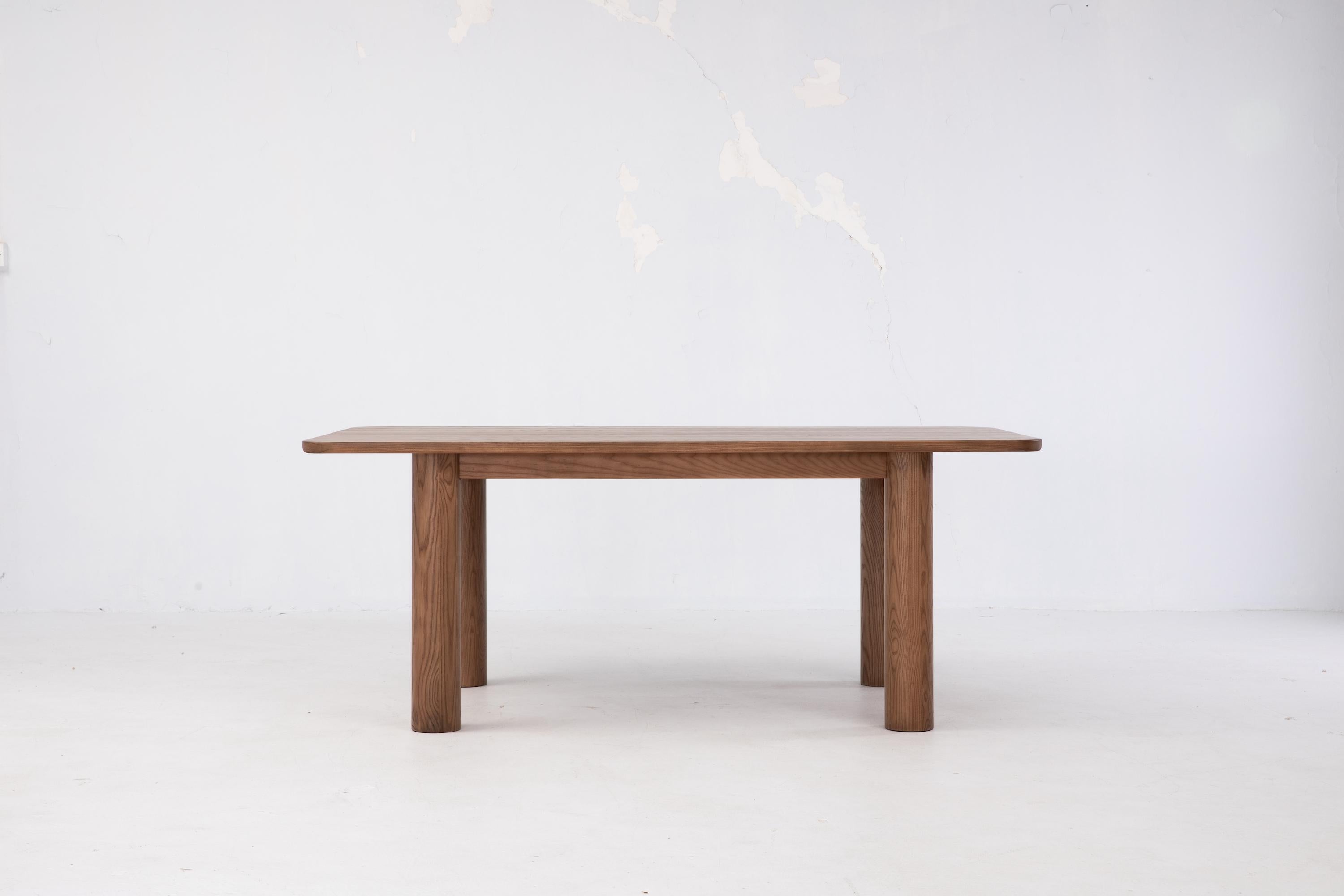 Der Arc Esstisch ist aus massiver FSC® American White Ash gefertigt. Dieser Tafelaufsatz ist für das Leben rund um den Esstisch gedacht und verfügt über schöne Eckdetails mit breiten zylindrischen Beinen. Bitte beachten Sie, dass wir jedes Stück von