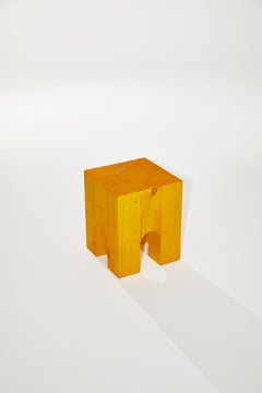 Mesa auxiliar ARC-F4 de madera de abeto teñida de amarillo by Heilig Objects