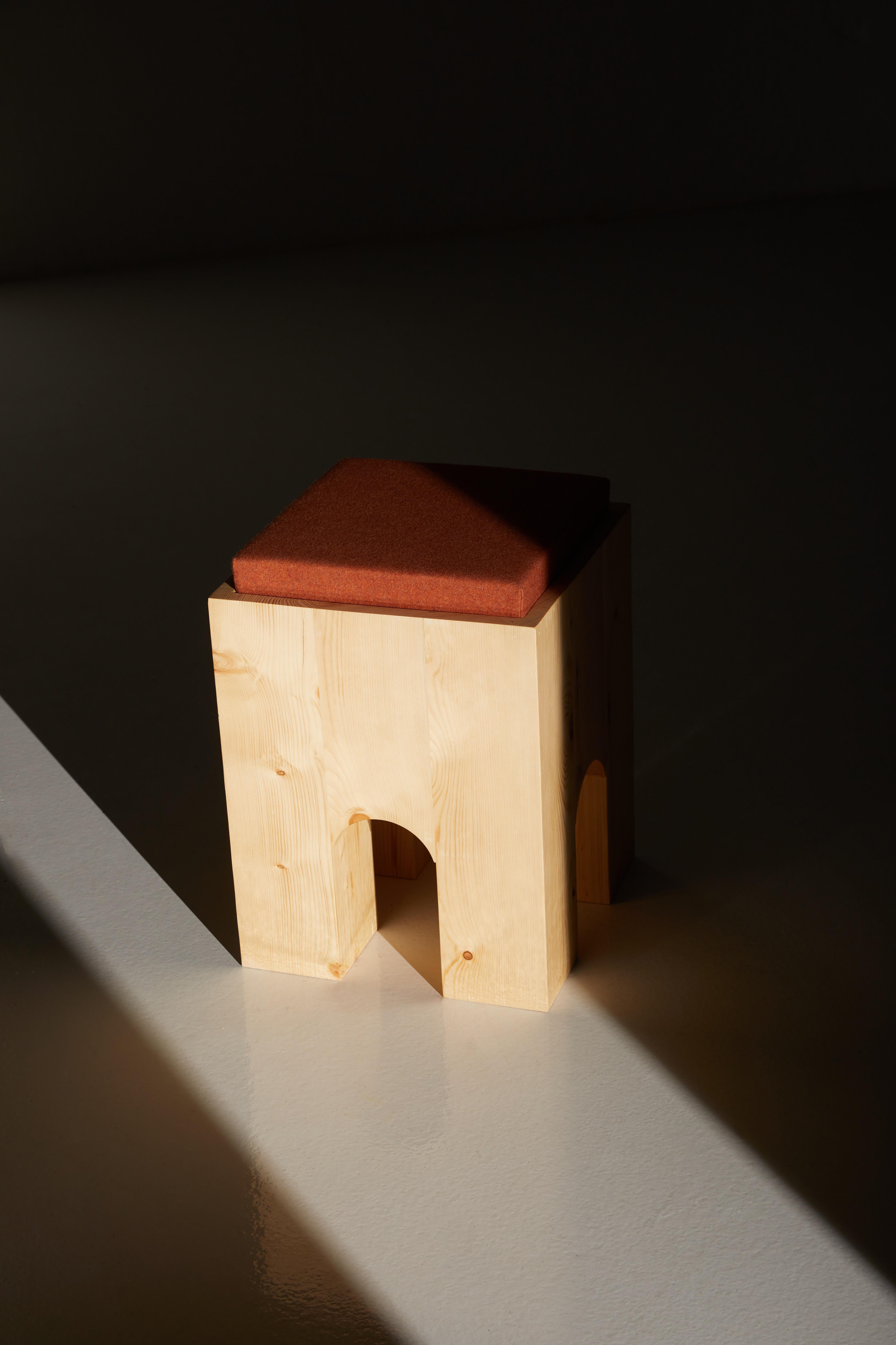 ARC-F4 Taburete de madera de abeto y tela melange by Heilig Objects en venta 10